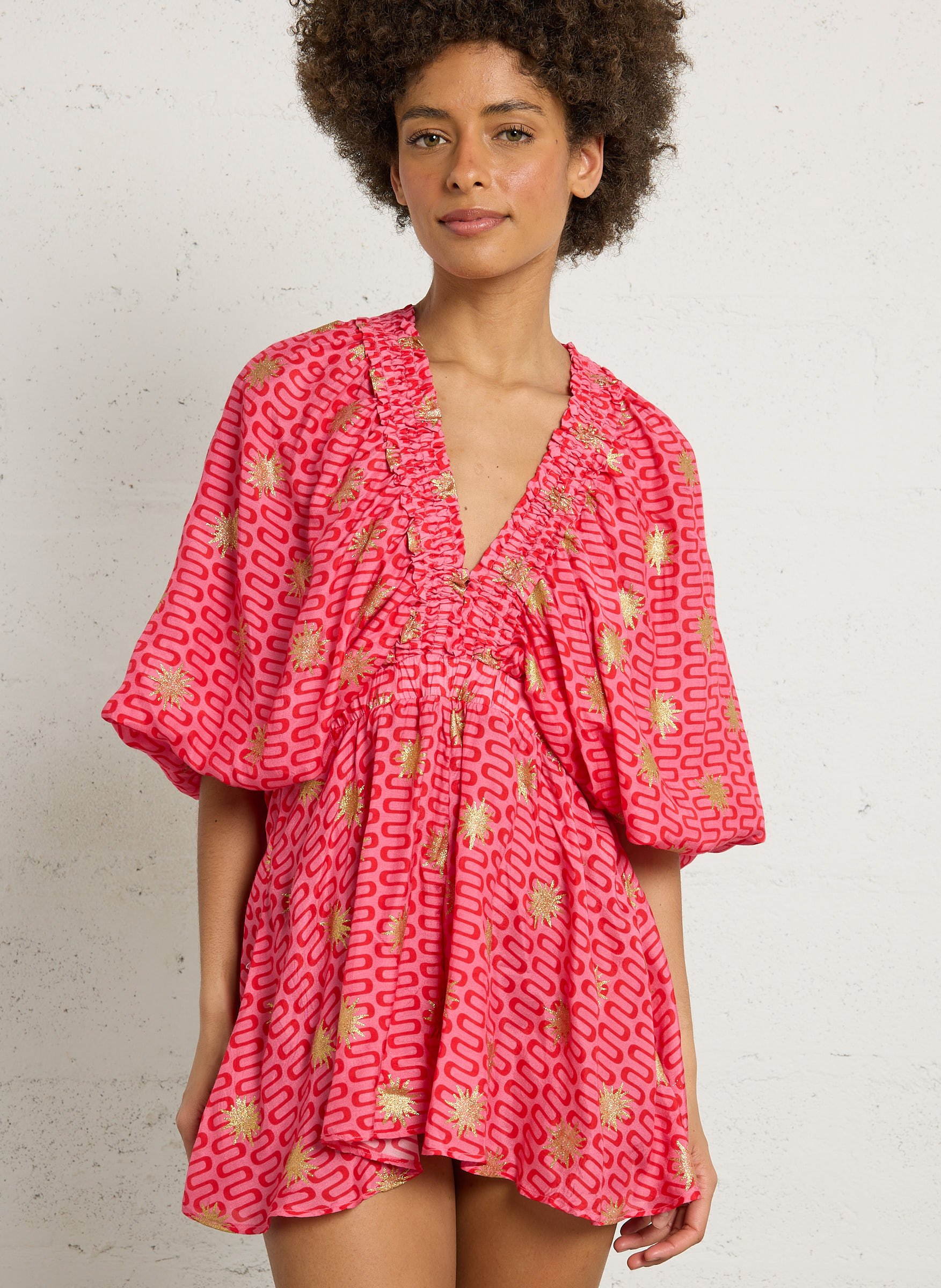 Mono corto estampado con cuello de pico SUNDRESS Multicolor