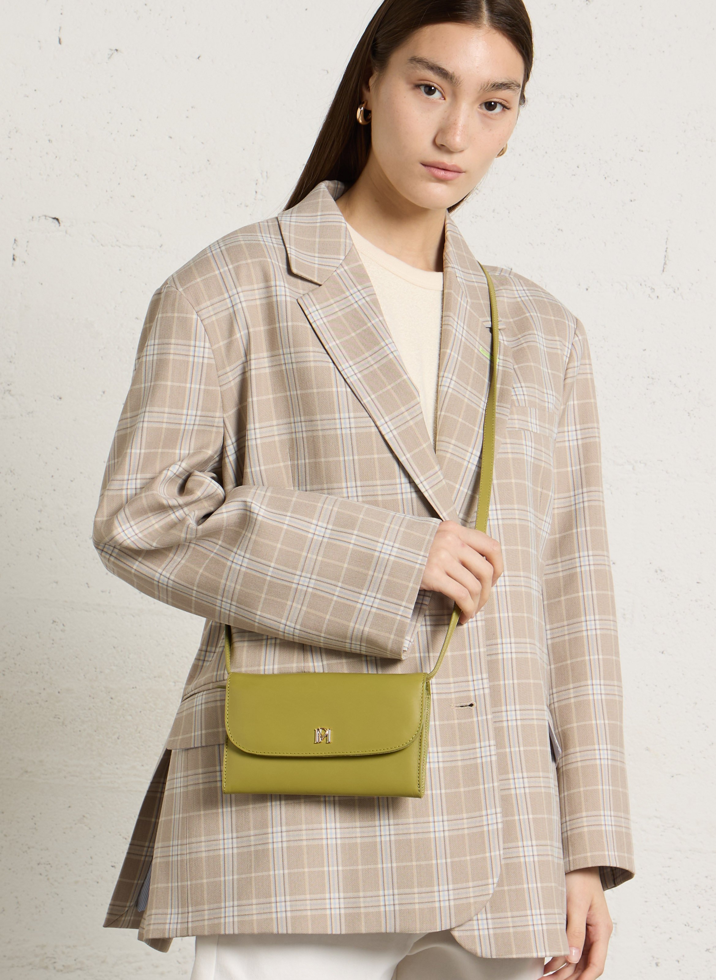 Leather cardholder with shoulder strap PETITE MENDIGOTE Green
