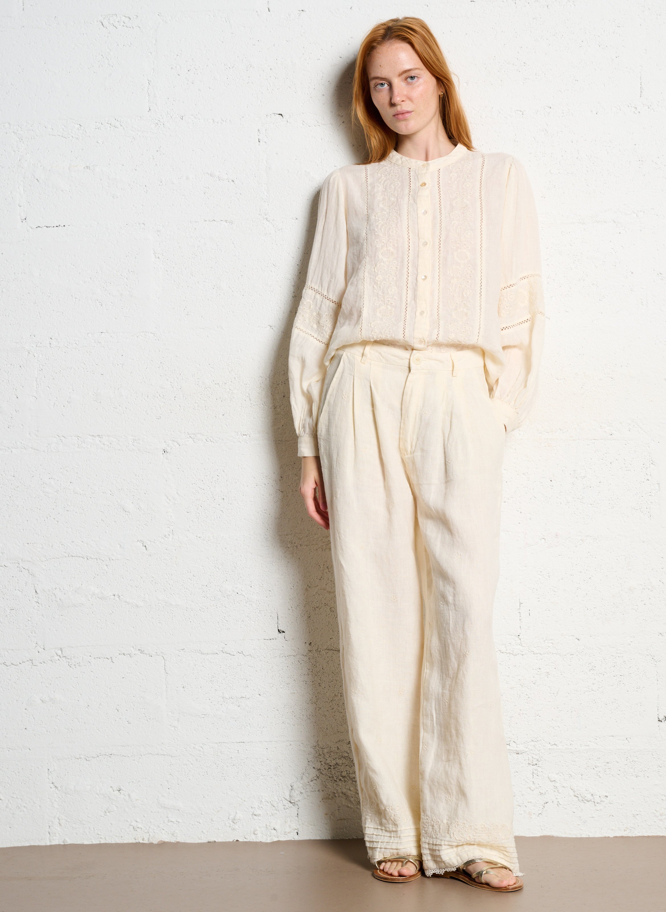 Rechte blouse met ronde hals en borduursel MAISON HOTEL Beige