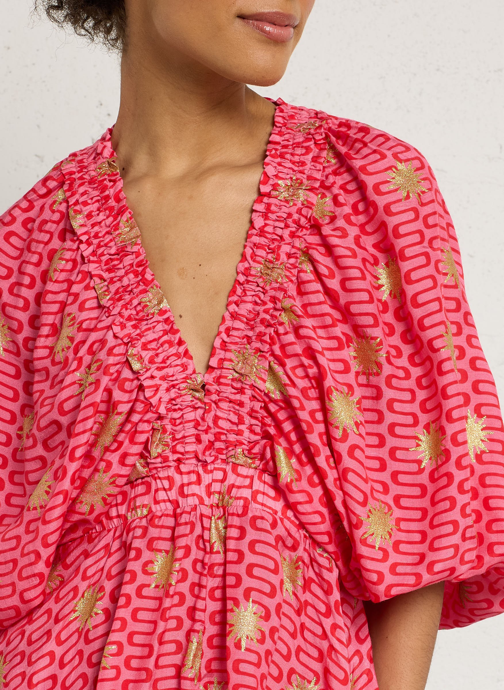 Mono corto estampado con cuello de pico SUNDRESS Multicolor