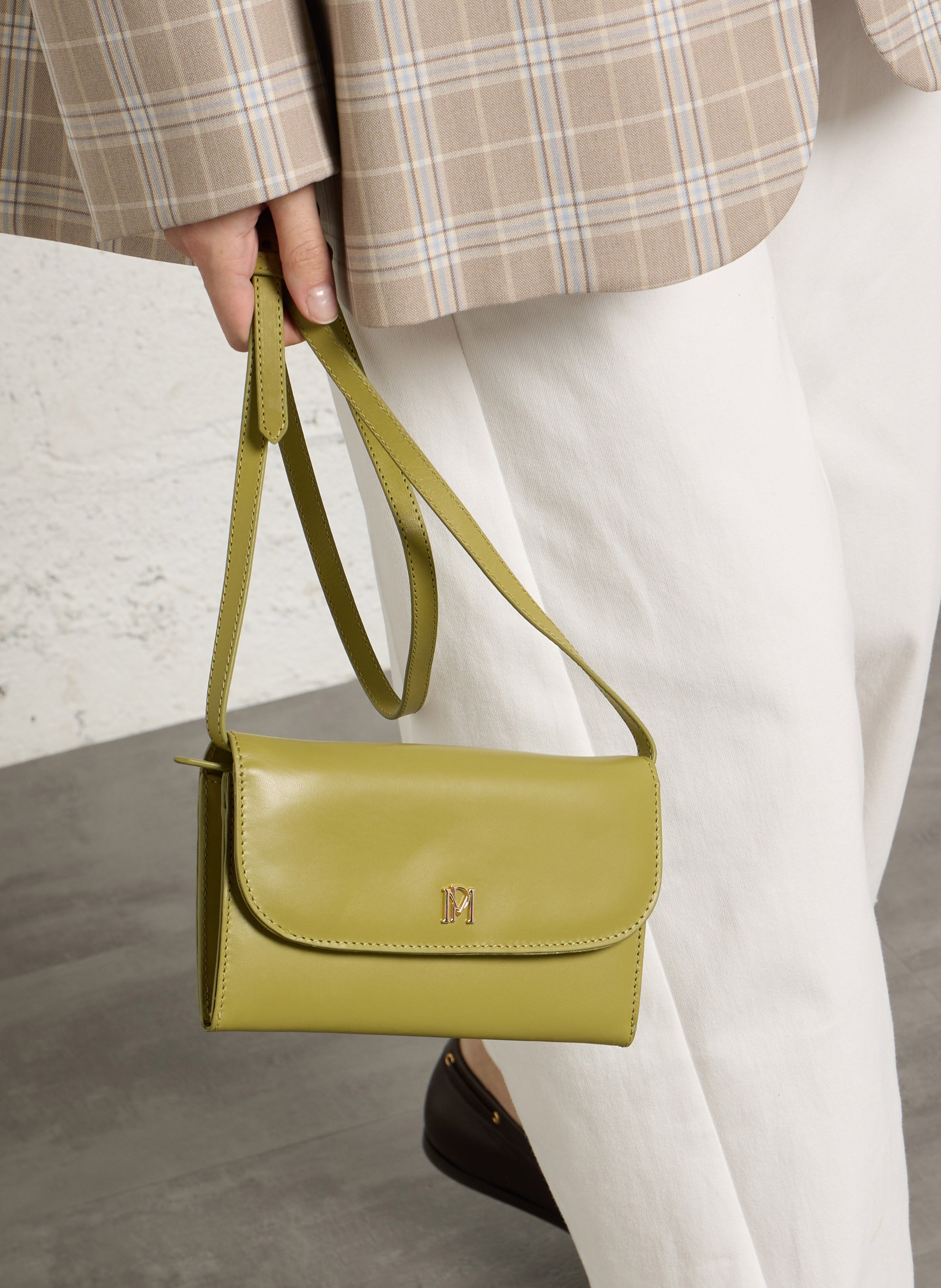 Leather cardholder with shoulder strap PETITE MENDIGOTE Green