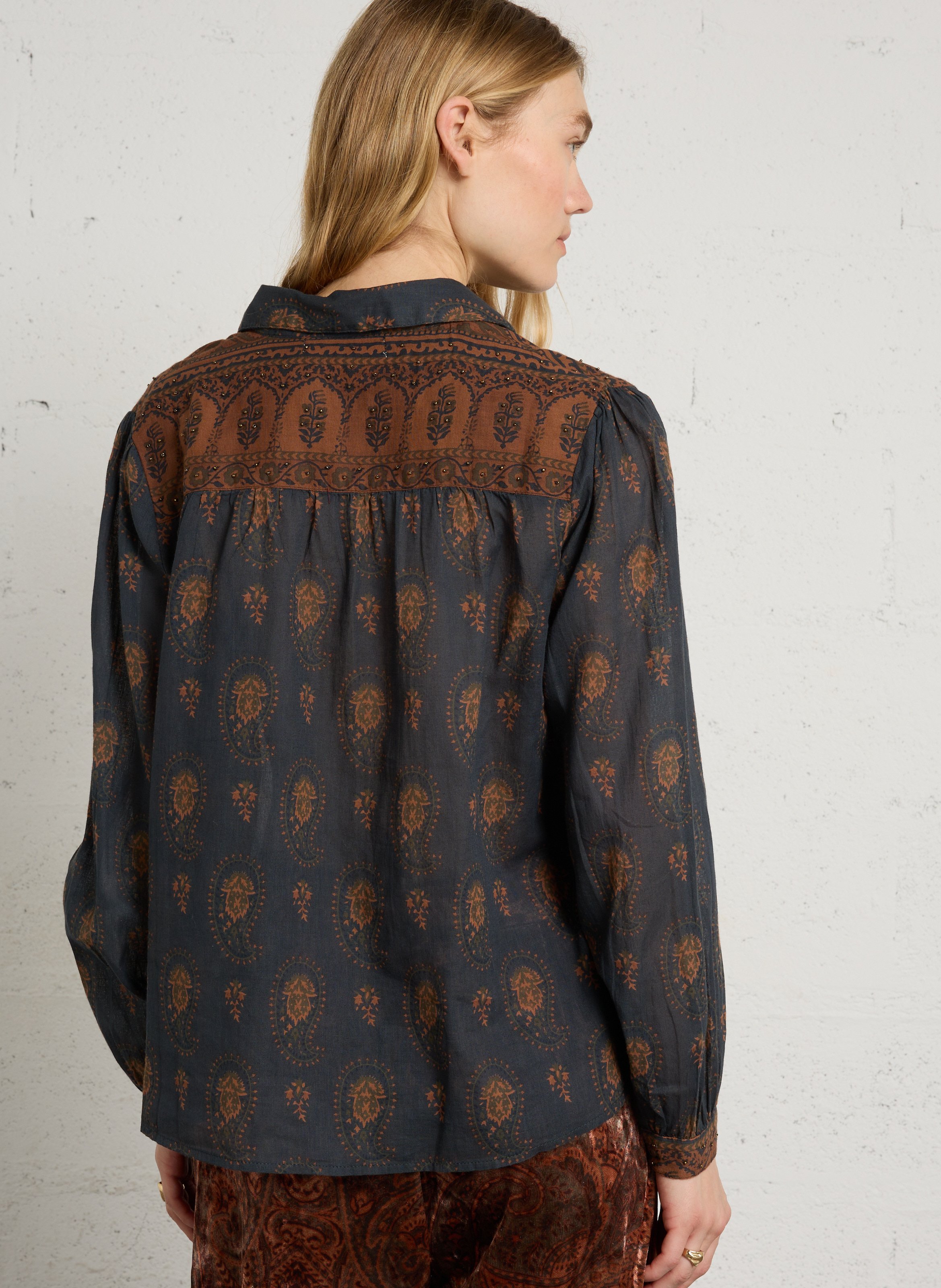 Gerade geschnittene Bluse mit V-Ausschnitt und Print MAISON HOTEL Blau