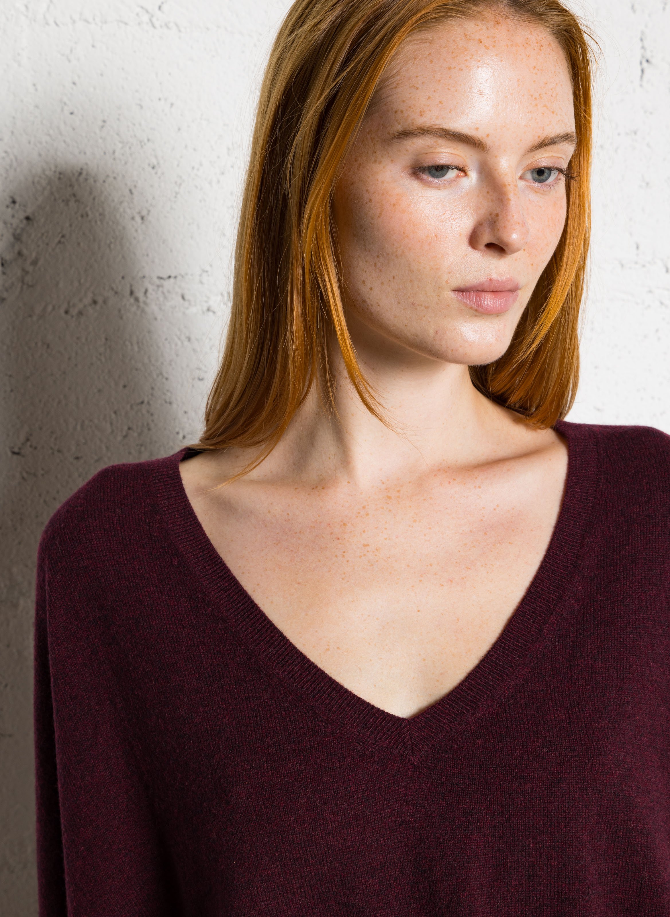 Kasjmier trui met V-hals KUJTEN Rood