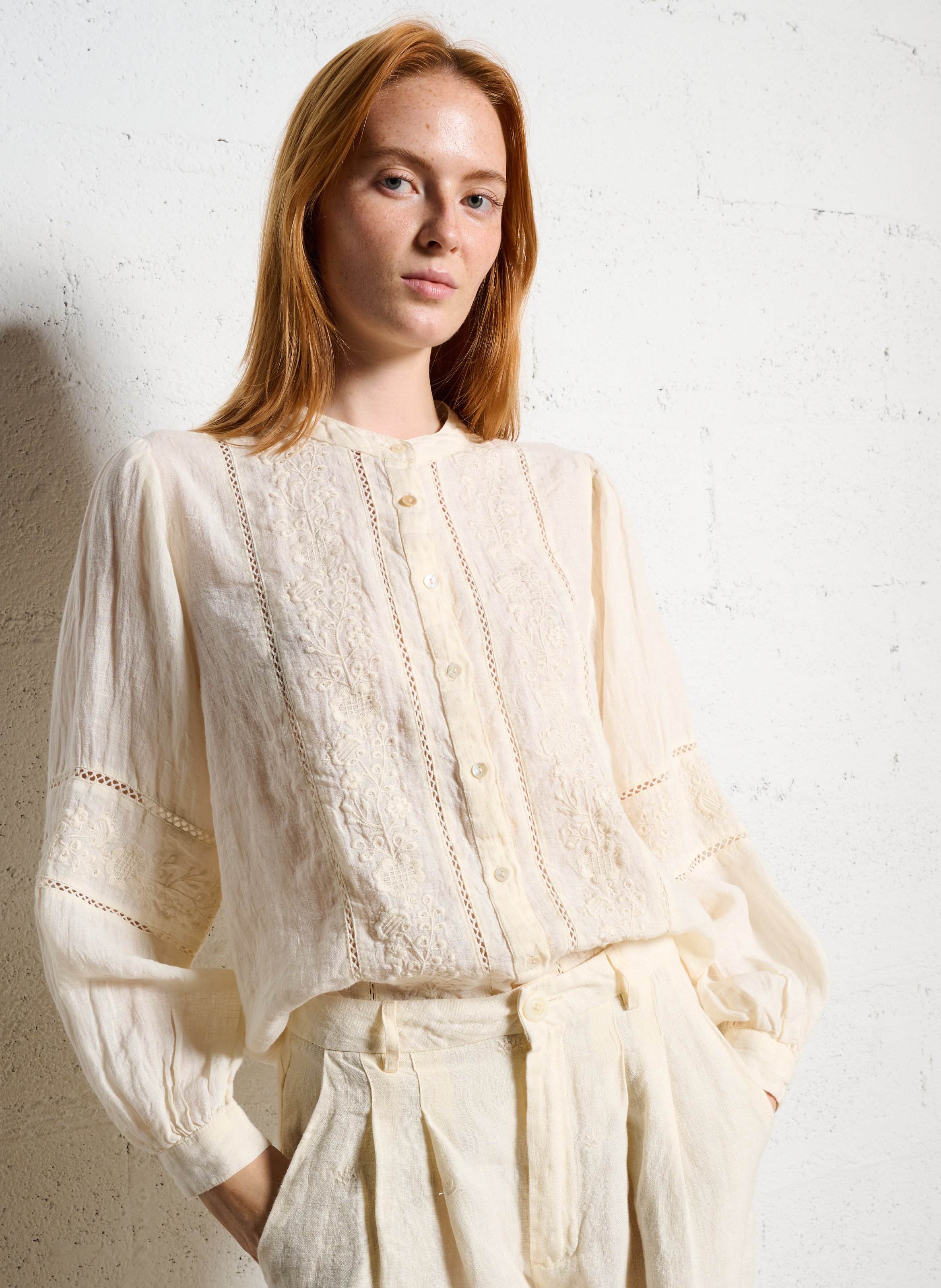 Rechte blouse met ronde hals en borduursel MAISON HOTEL Beige