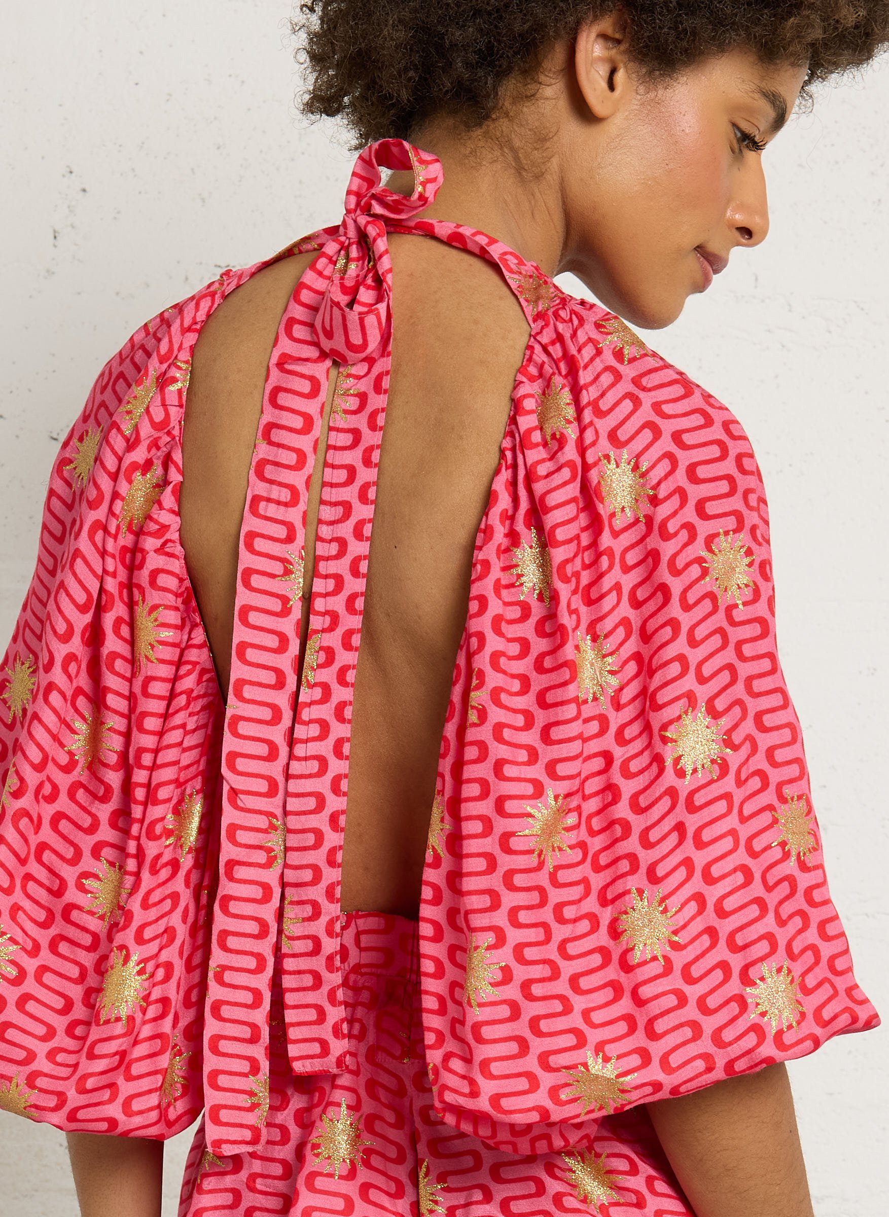 Mono corto estampado con cuello de pico SUNDRESS Multicolor