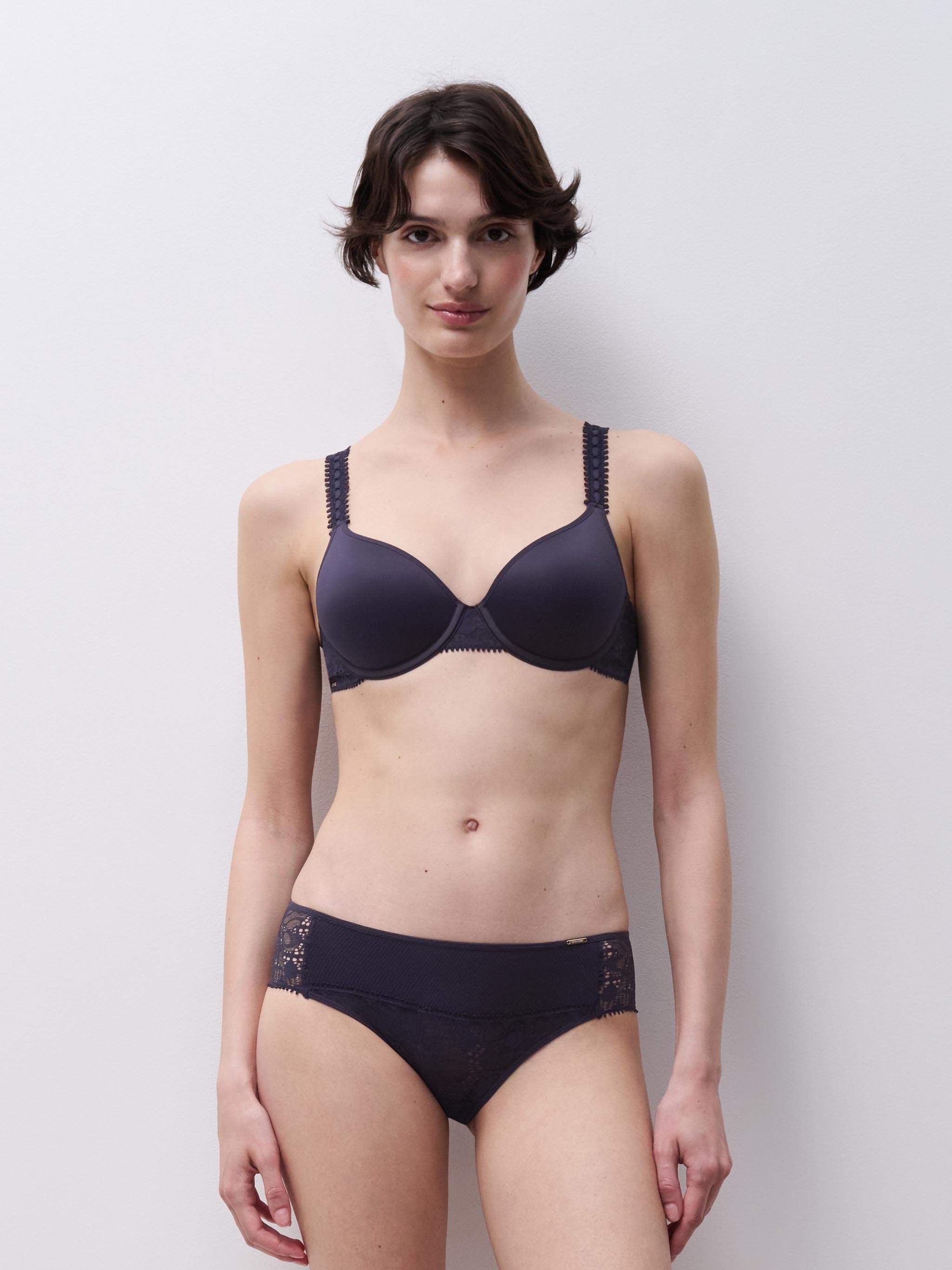 Full-cup shape memory bra CHANTELLE