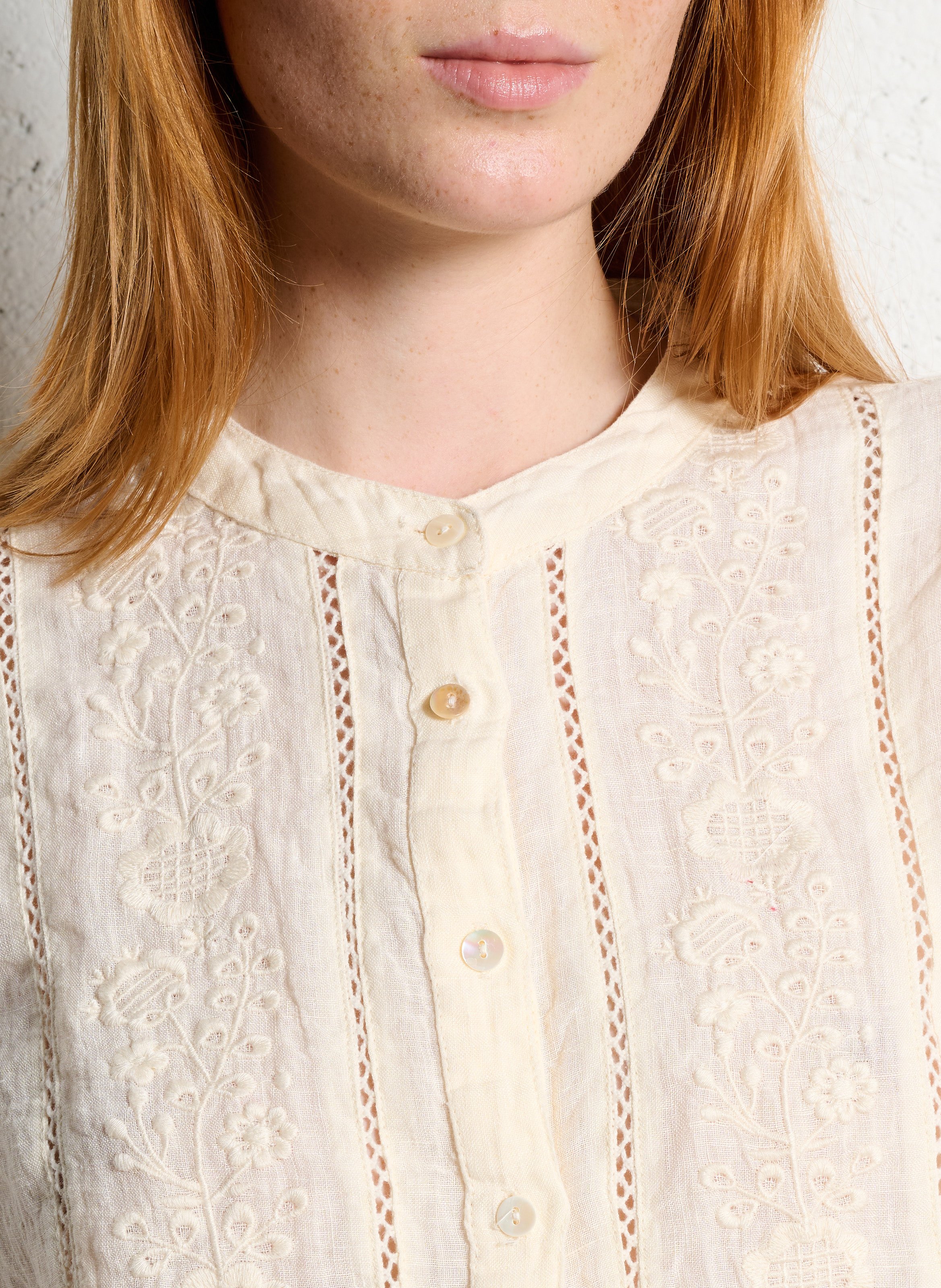 Rechte blouse met ronde hals en borduursel MAISON HOTEL Beige