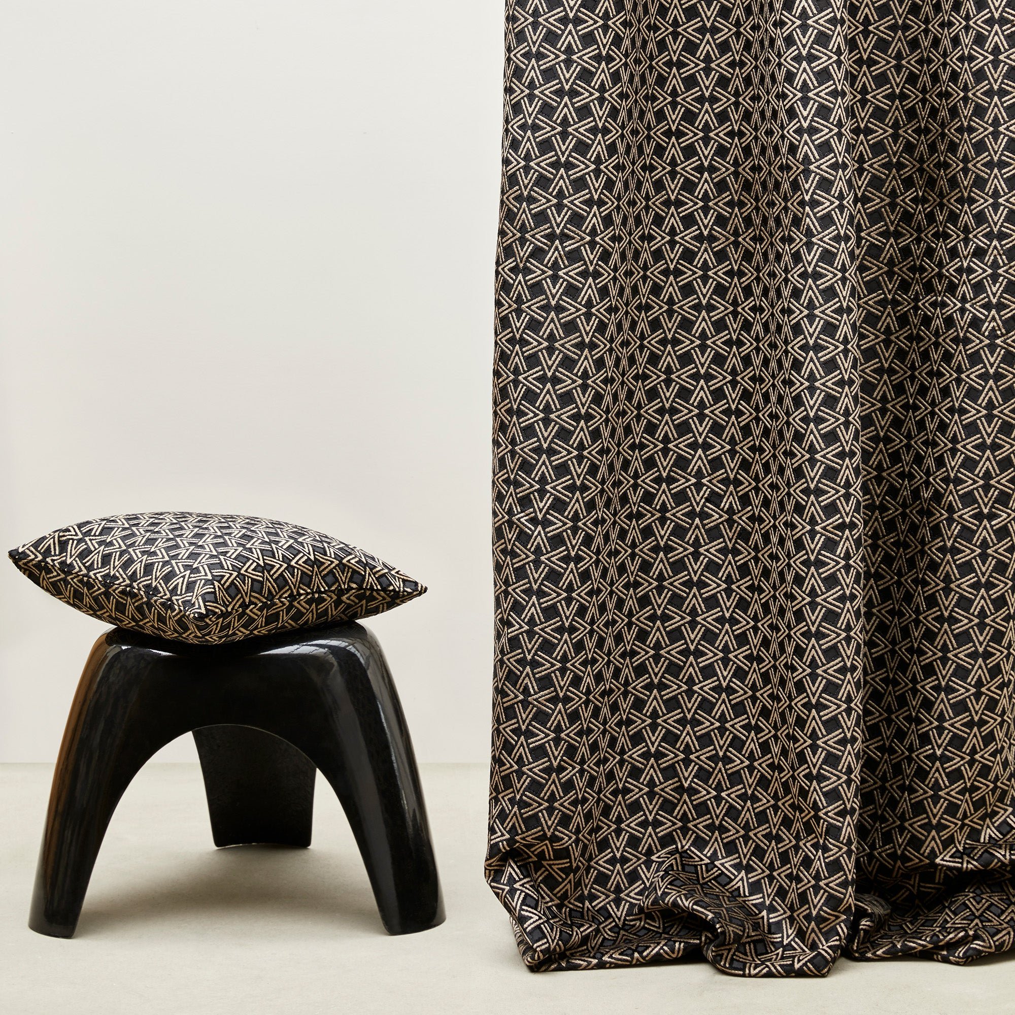 Curtain with eyelets MADURA Black