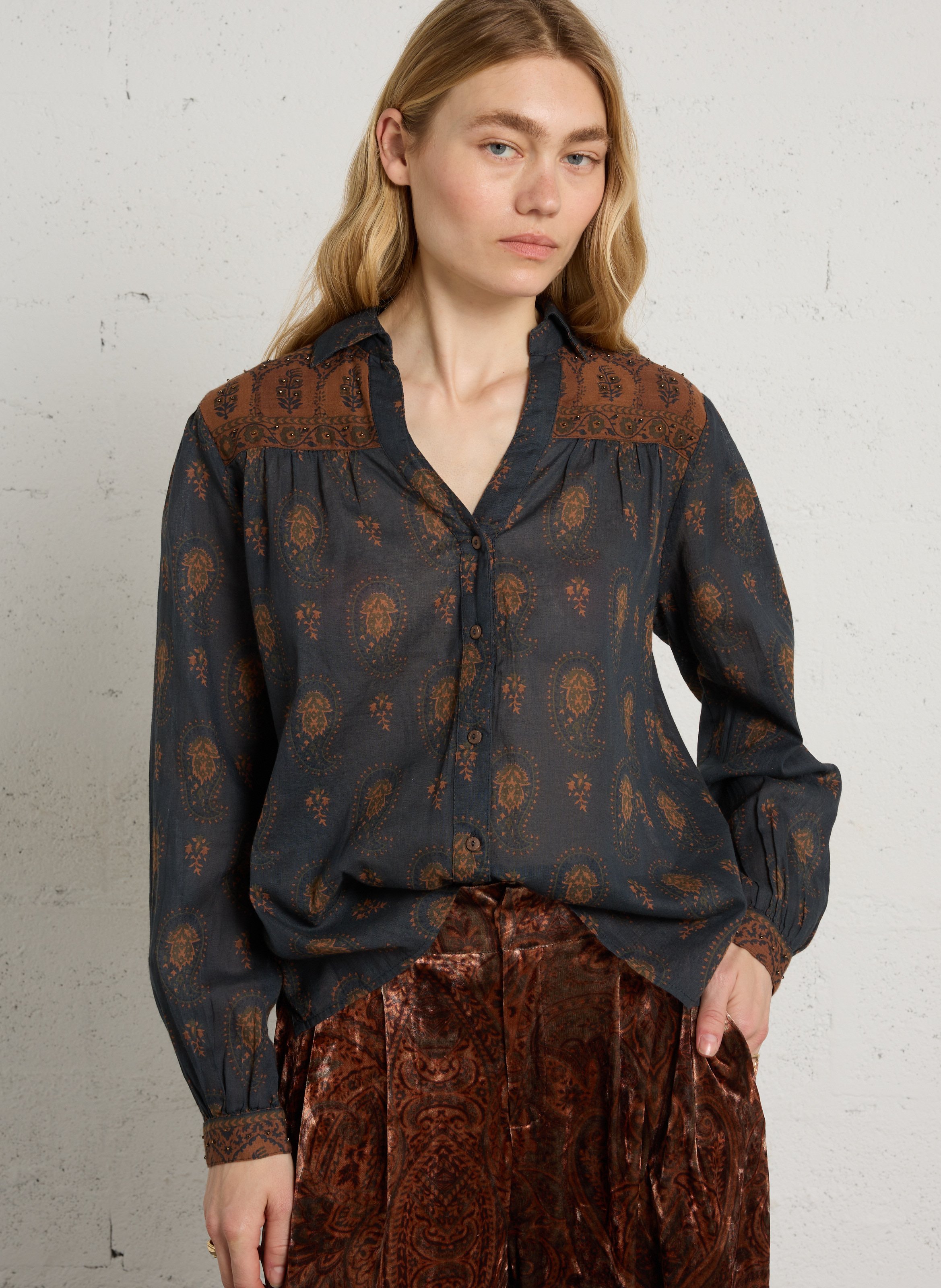 Gerade geschnittene Bluse mit V-Ausschnitt und Print MAISON HOTEL Blau