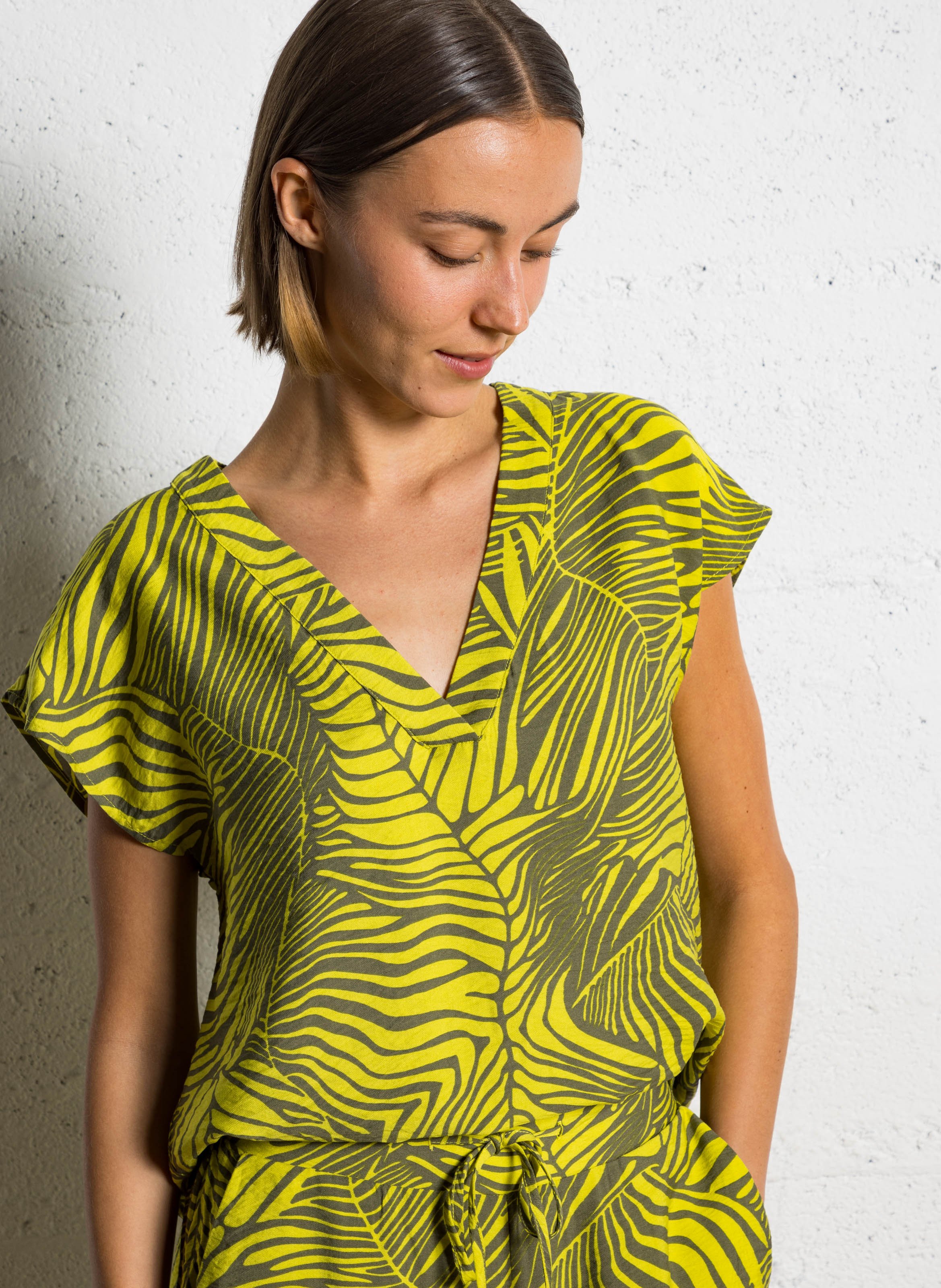 Camiseta estampada con cuello en pico  VILA