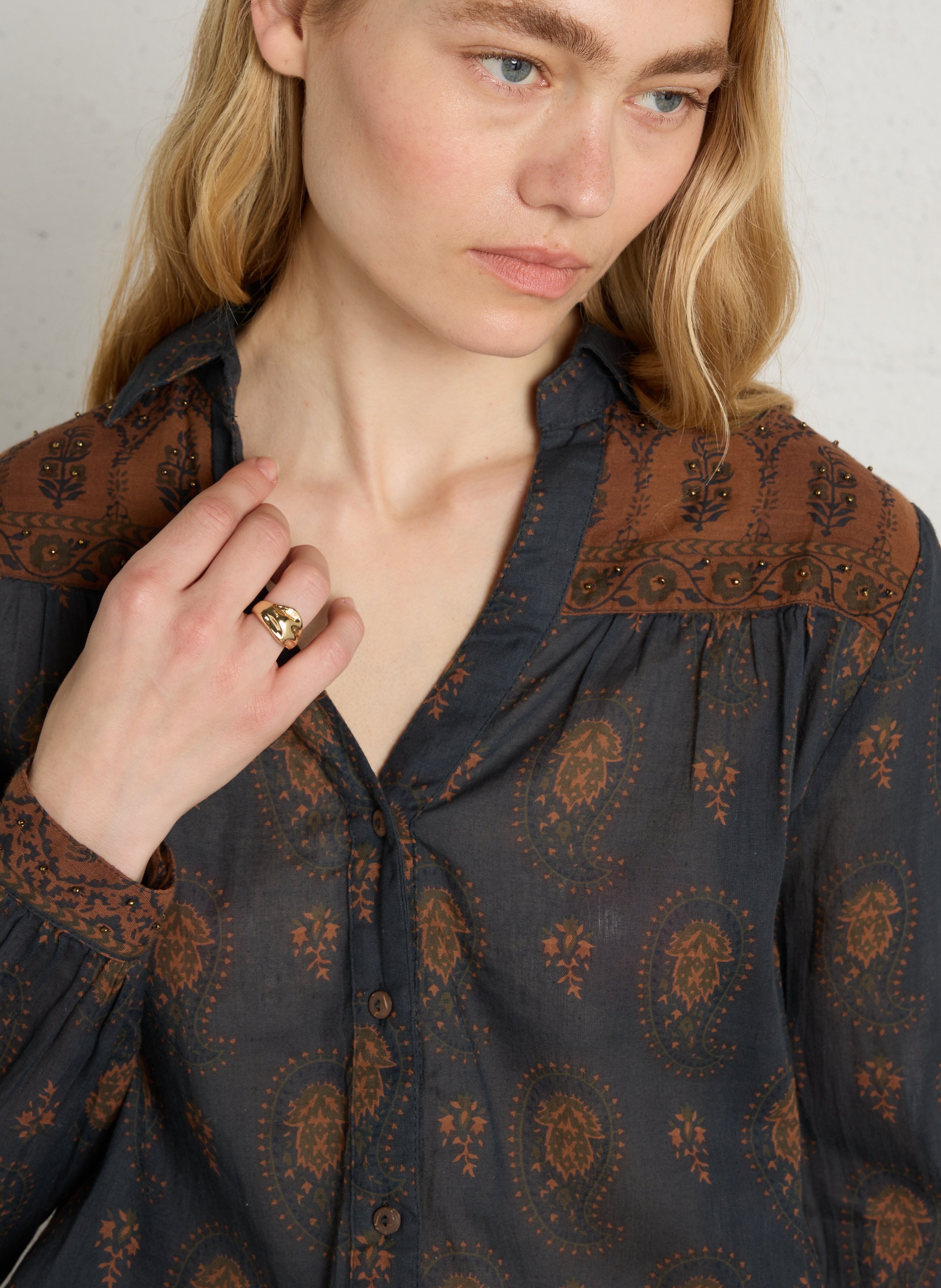 Gerade geschnittene Bluse mit V-Ausschnitt und Print MAISON HOTEL Blau