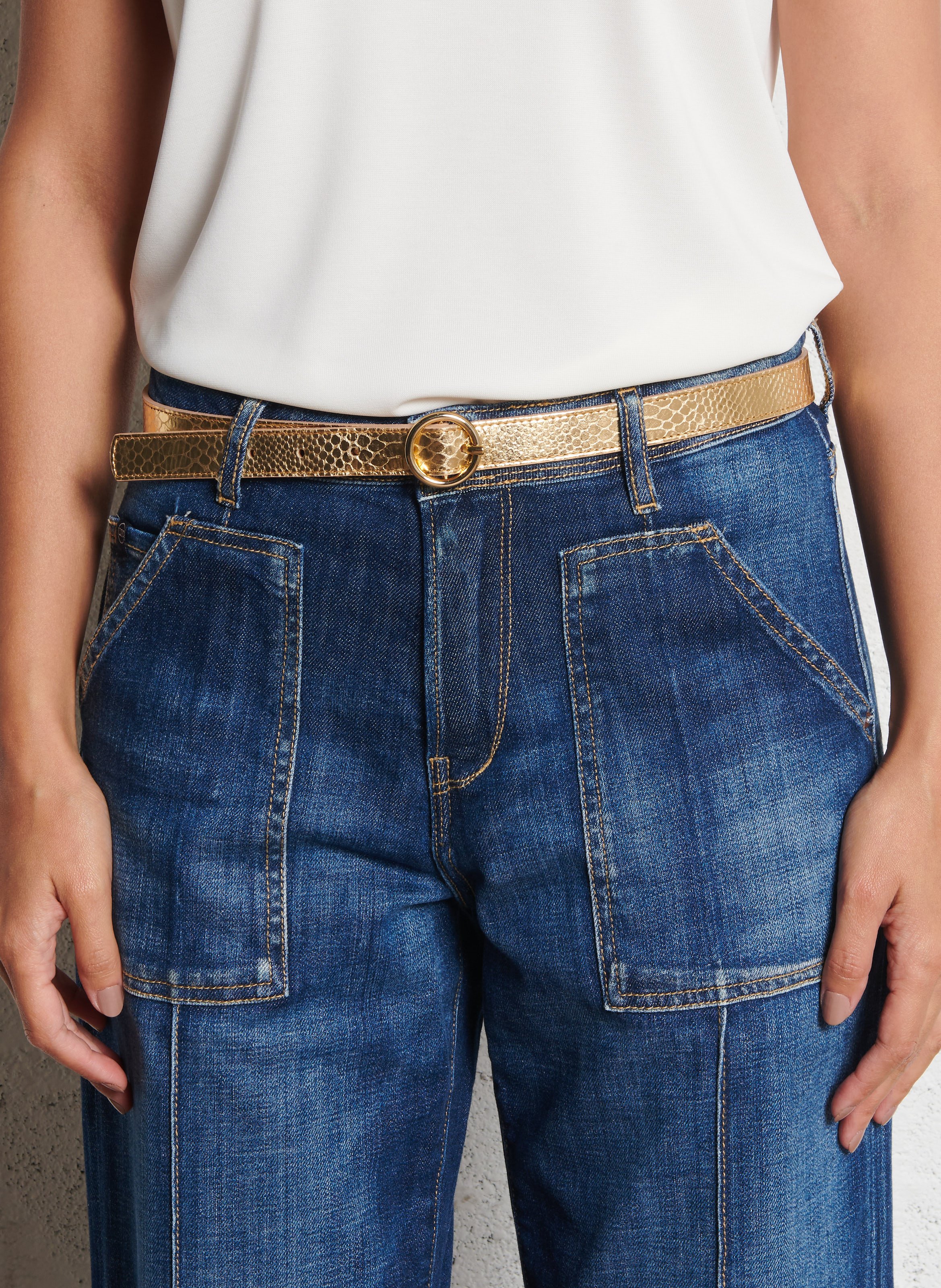 Ceinture fine en cuir aspect croco DES PETITS HAUTS Doré