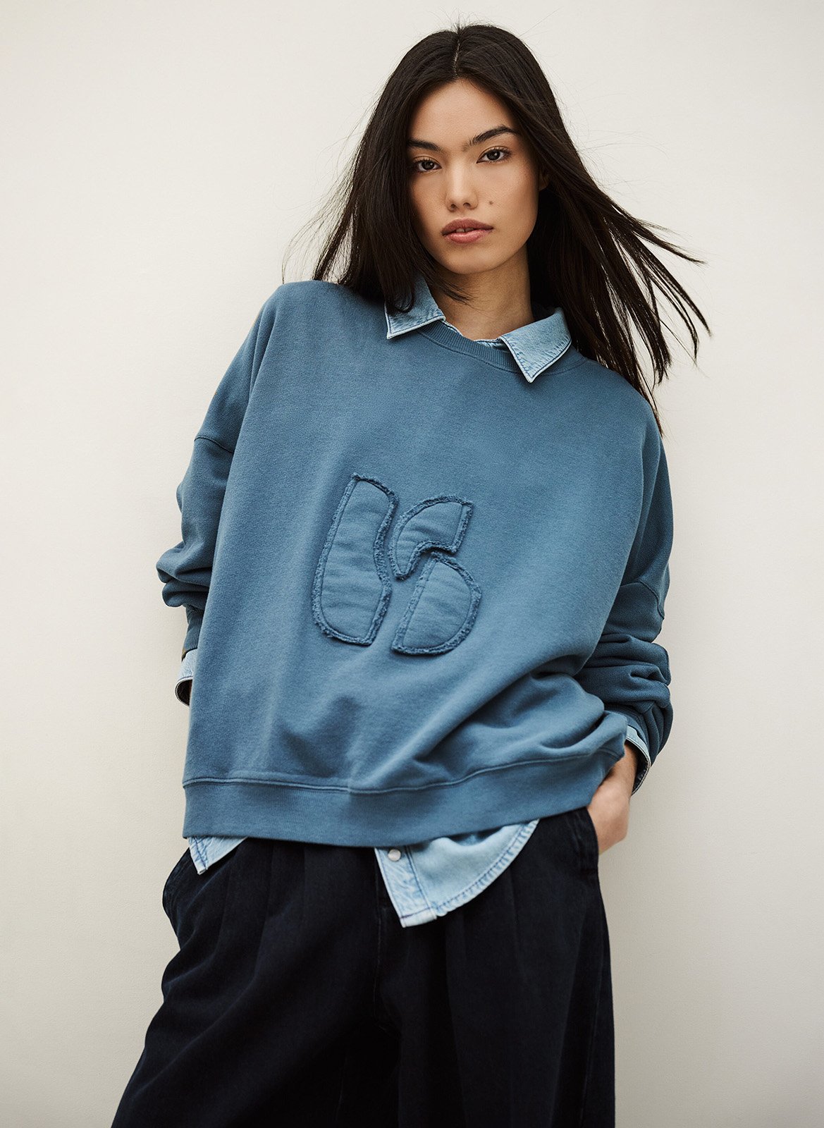 Wijde sweater met ronde hals en borduursel. BA&SH Blauw