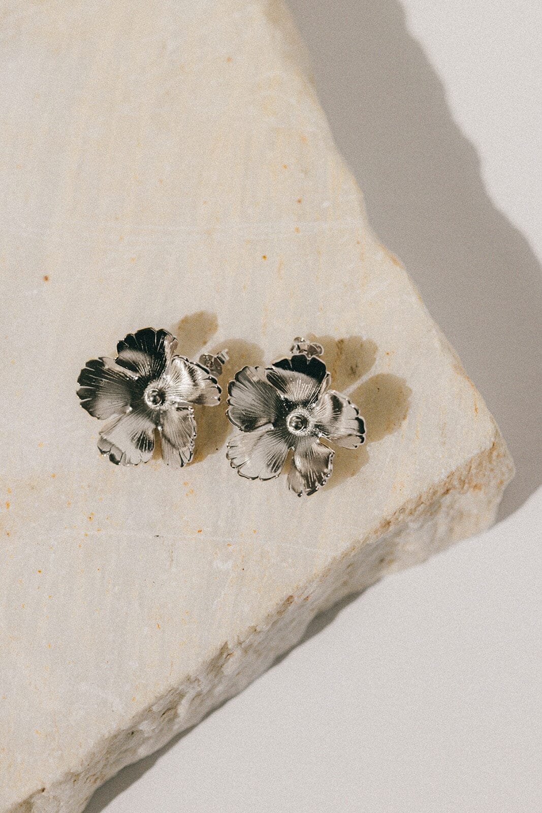 Large flower stud earrings in silver-plated  MONSIEUR SIMONE Silver
