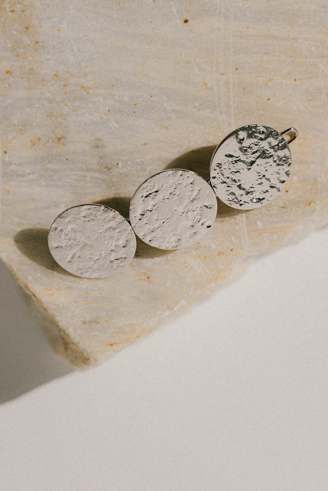 Hammered round gold-plated barrette MONSIEUR SIMONE Silver