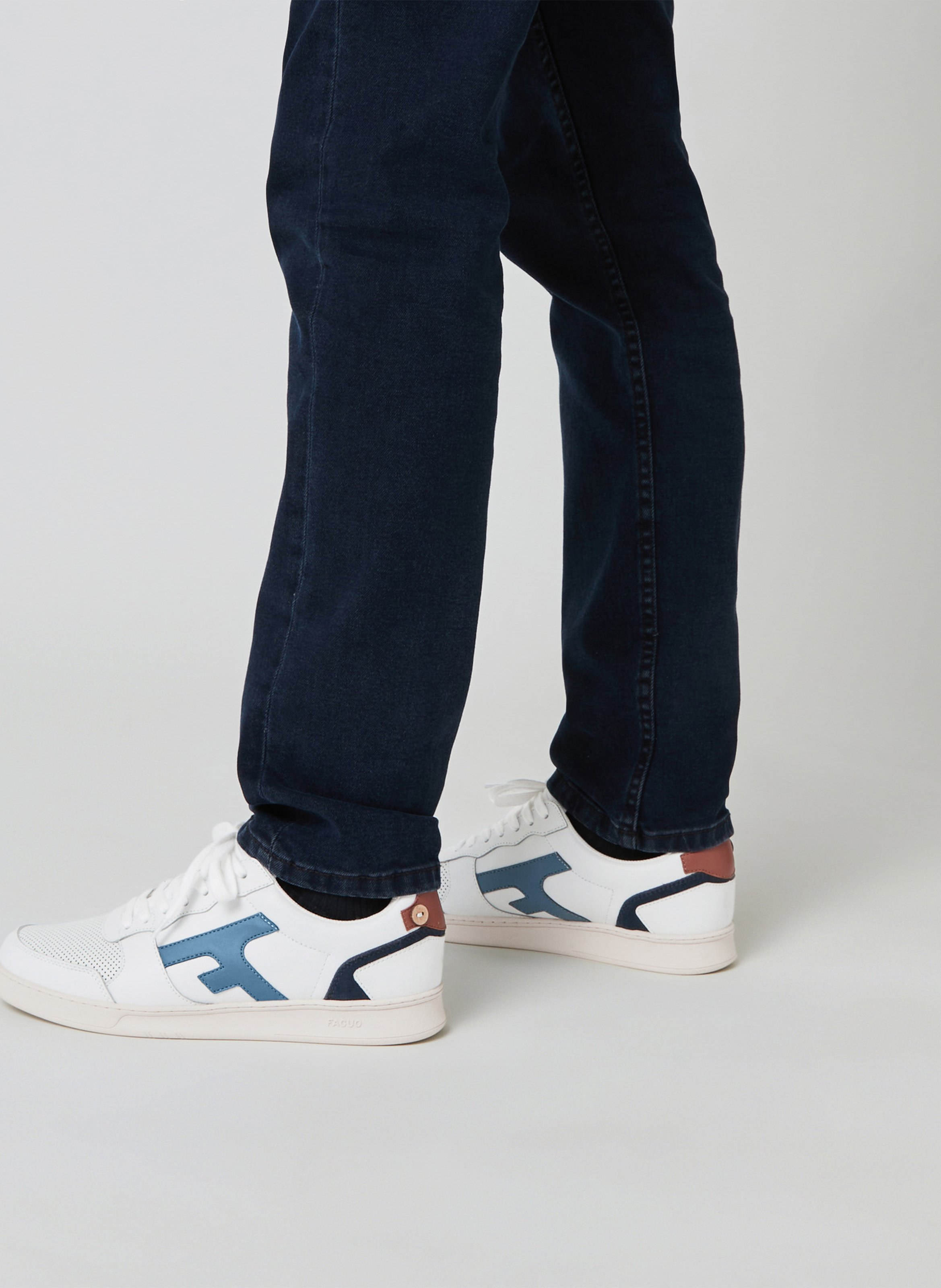 Lage, imitatieleren sneakers met contrasterende details FAGUO Wit