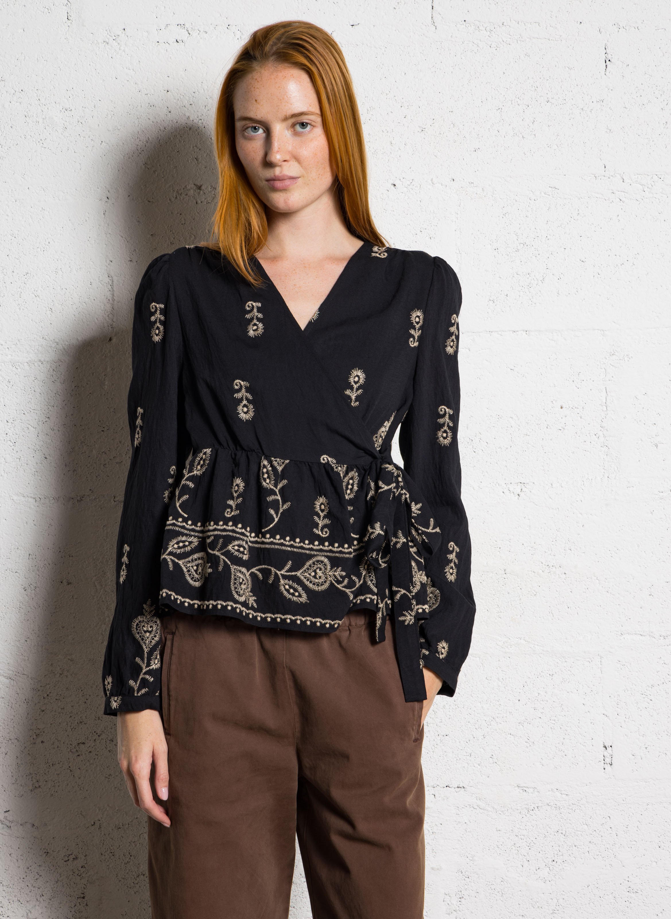 Gerade Bluse mit Wickeloptik und Stickerei THE KORNER Schwarz