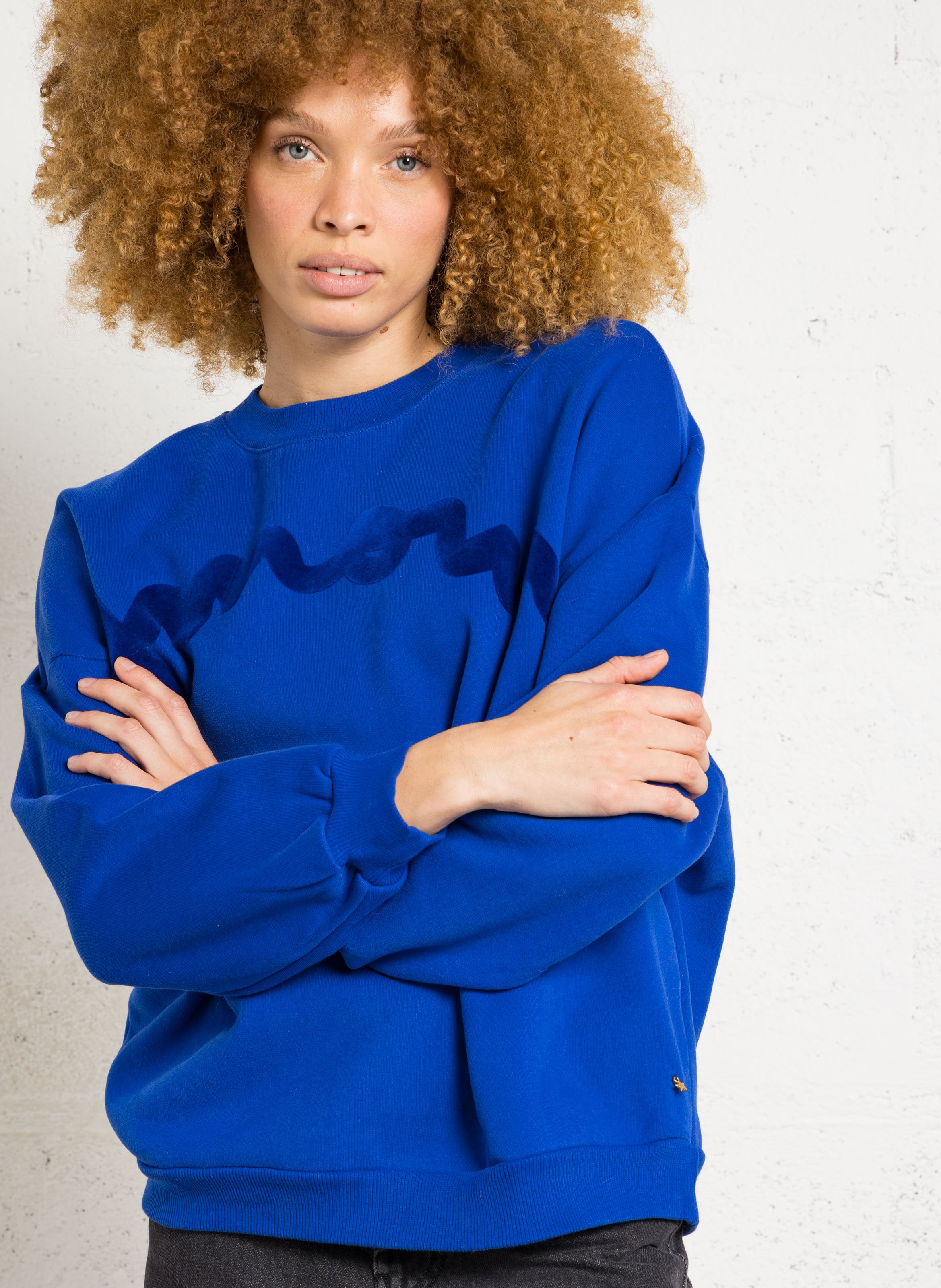 Weiter Baumwollpullover mit Samtdetails DES PETITS HAUTS Blau