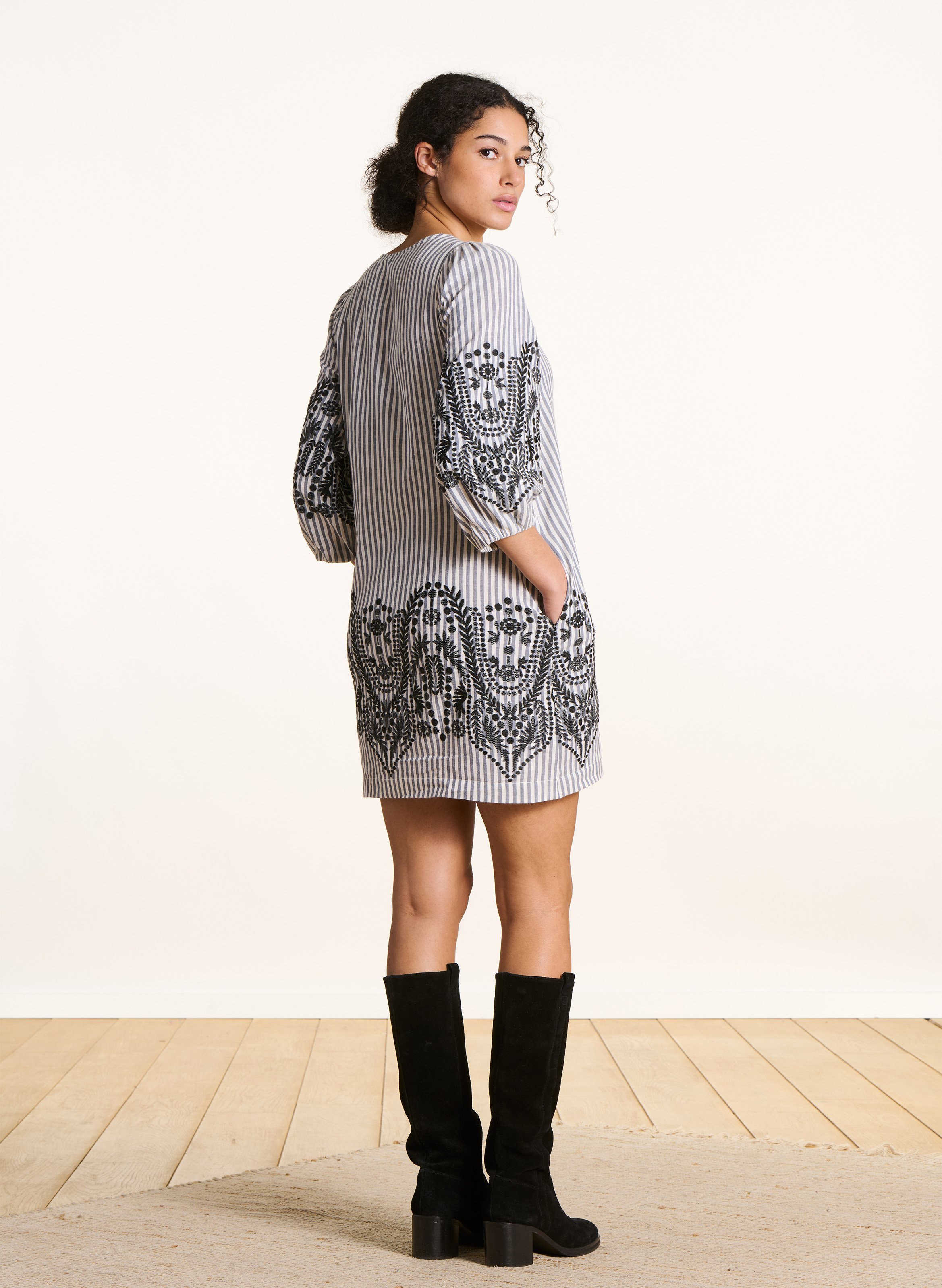 Robe courte col tunisien en coton bio mélangé LA FEE MARABOUTEE Noir