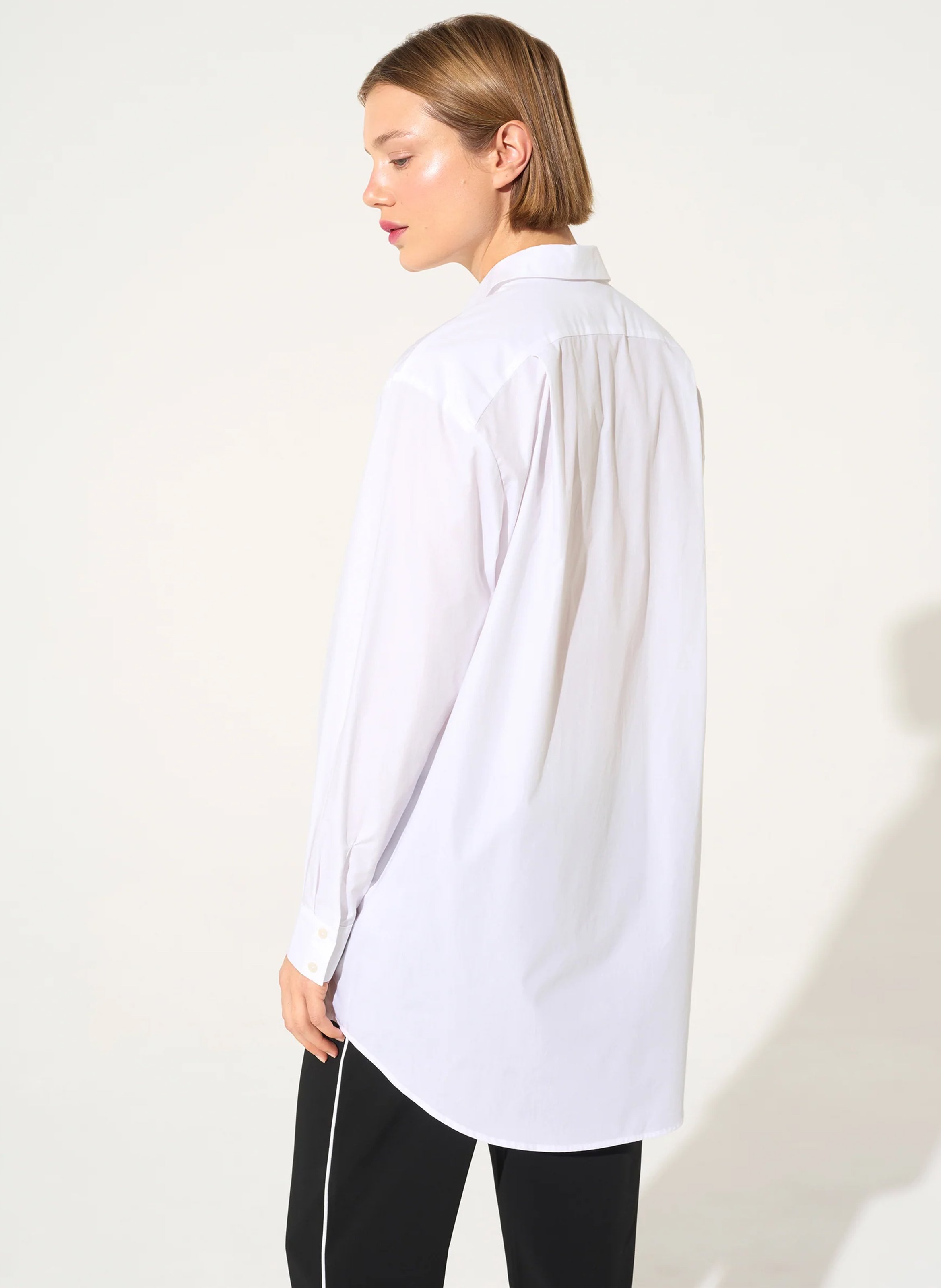 Chemise oversize col classique brodée en coton bio ACOTE Blanc
