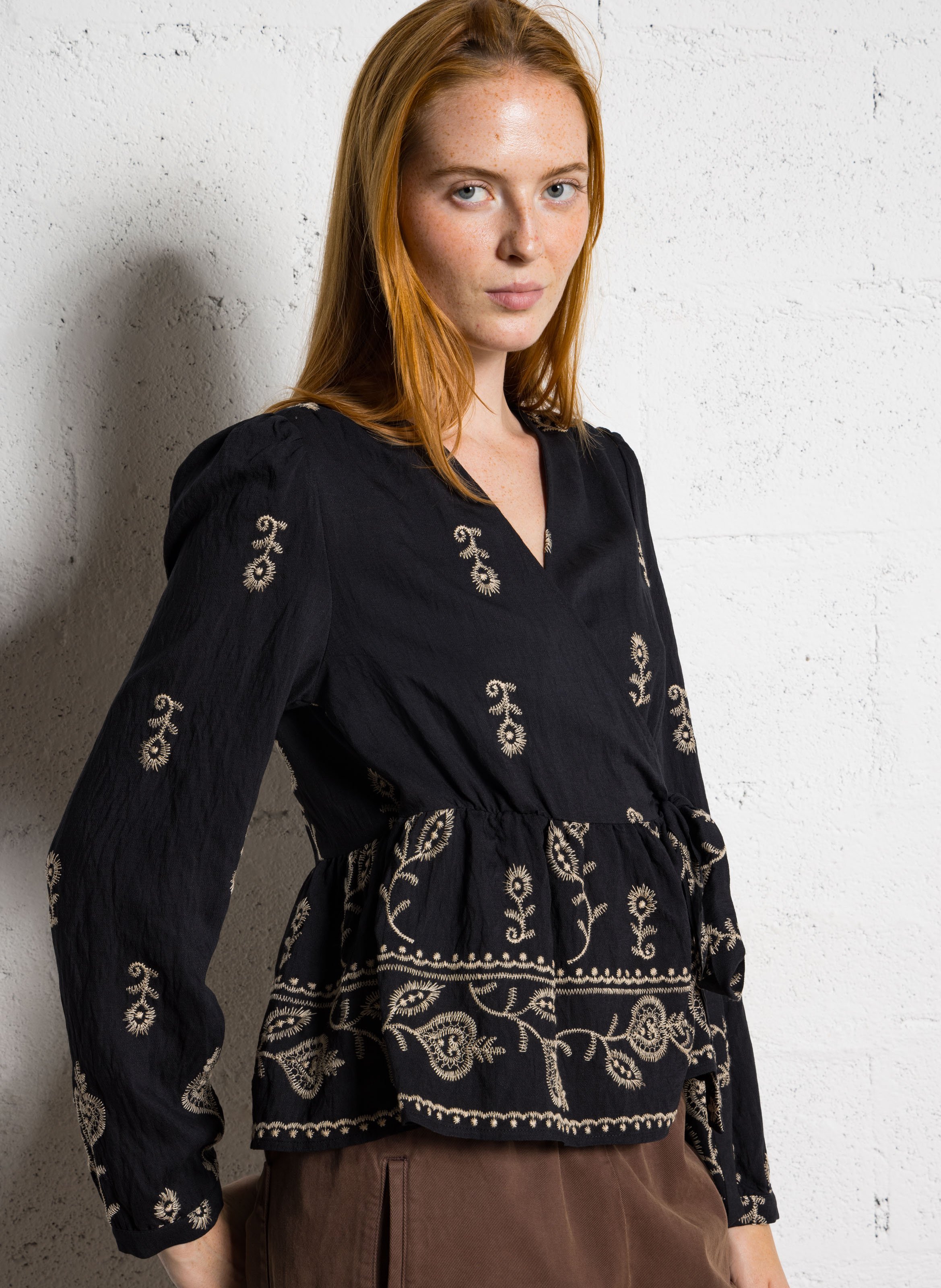 Gerade Bluse mit Wickeloptik und Stickerei THE KORNER Schwarz