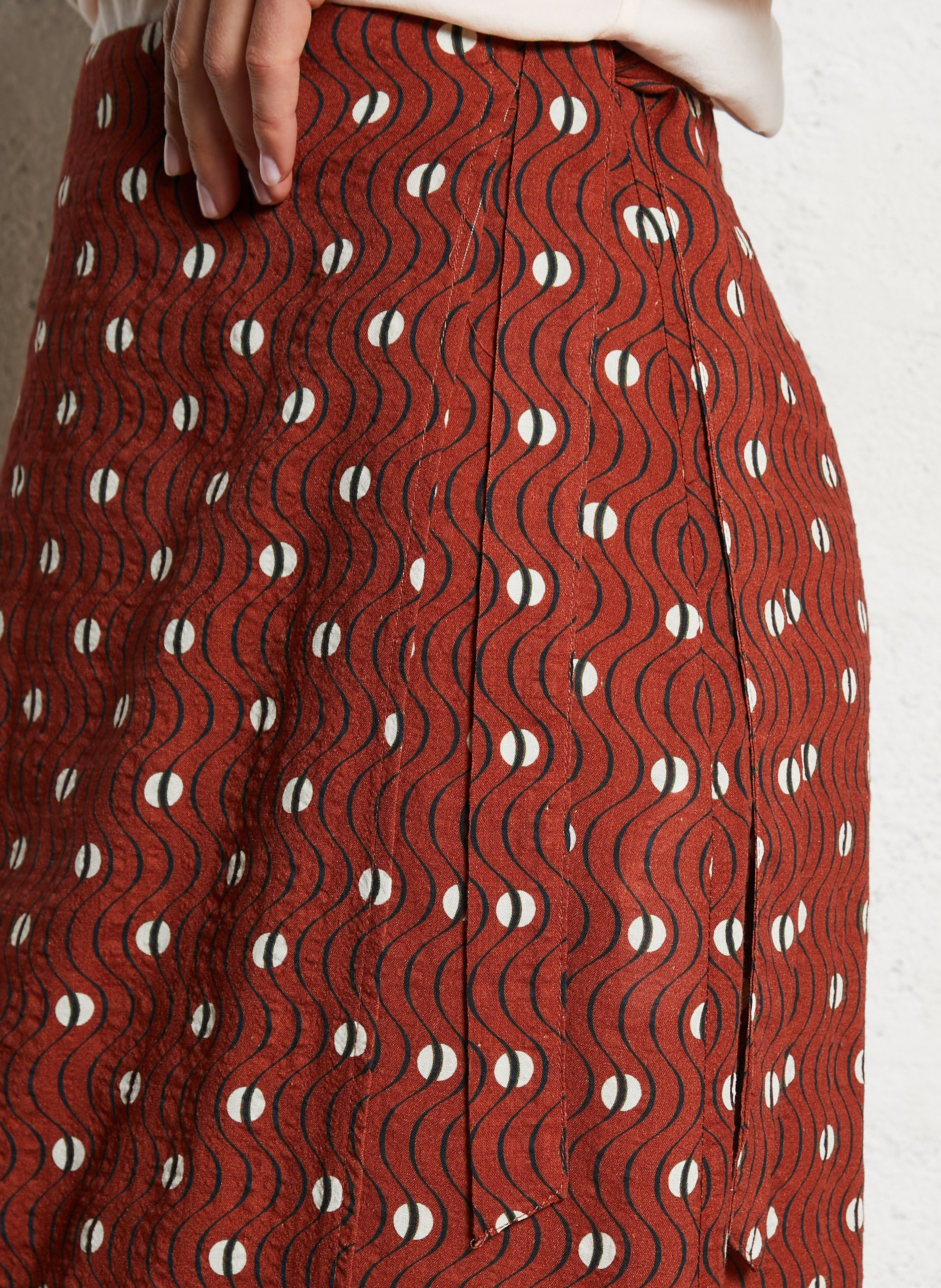 Halflange crêpe rok met print NICE THINGS Bruin