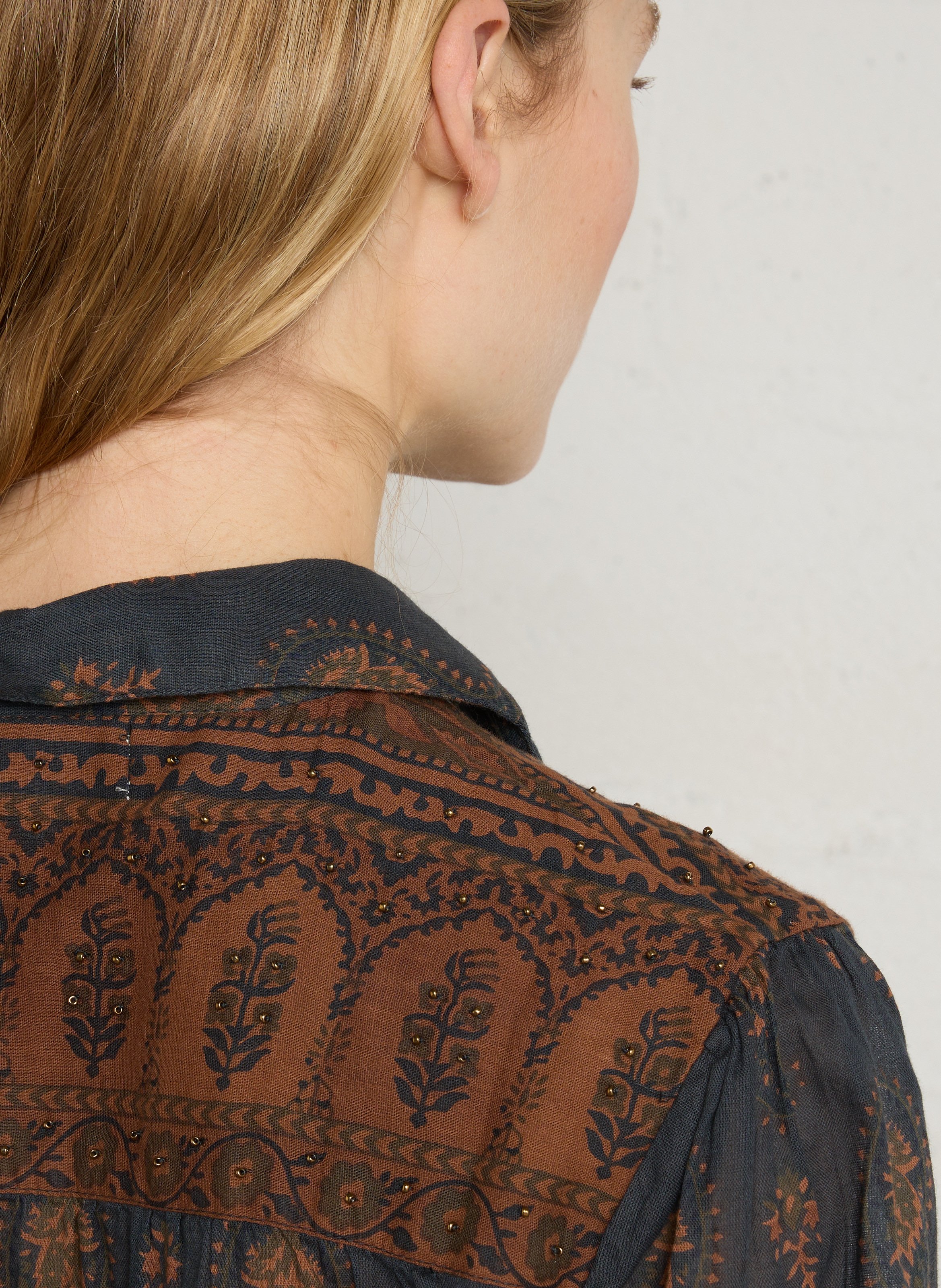 Gerade geschnittene Bluse mit V-Ausschnitt und Print MAISON HOTEL Blau