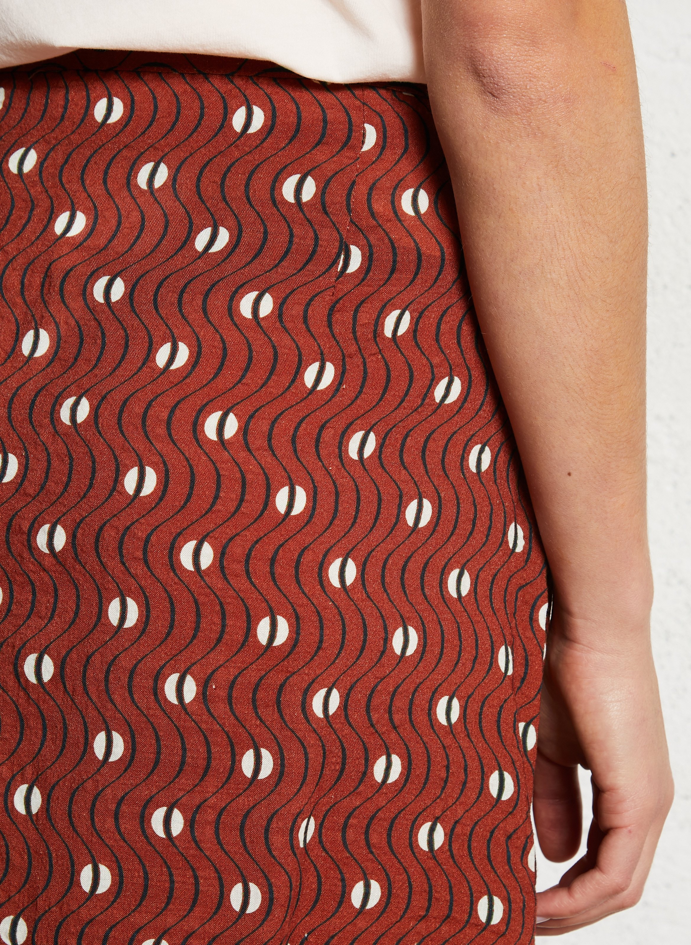 Halflange crêpe rok met print NICE THINGS Bruin