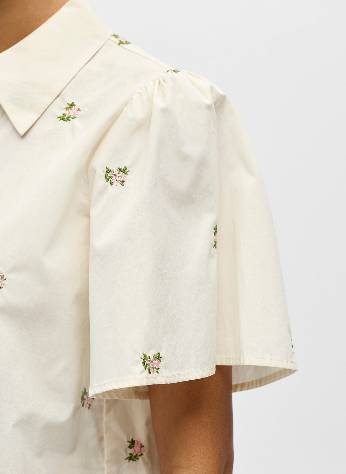 Rechte, katoenen blouse met klassieke kraag en borduursel OBJECT Beige