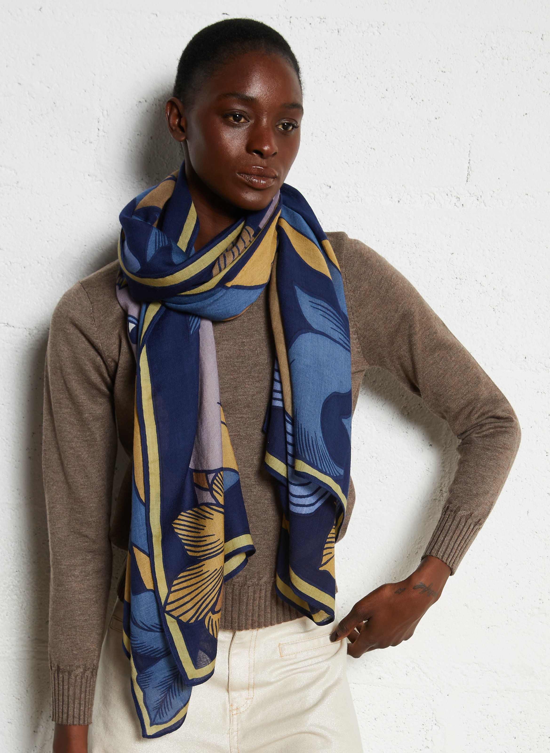 Echarpe fine imprimée en laine INOUI EDITIONS Bleu