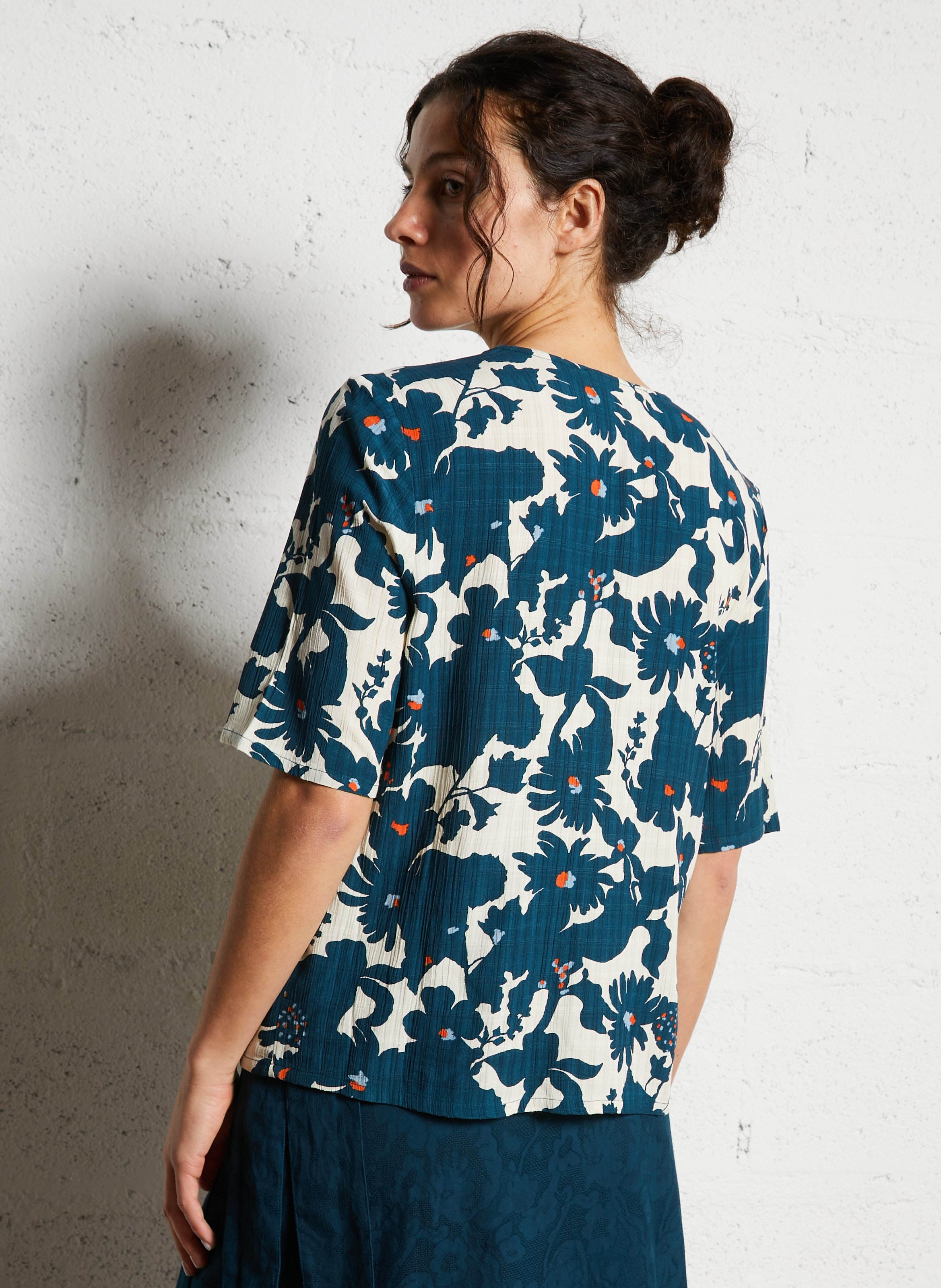 Top col V fluide à motifs NICE THINGS Bleu