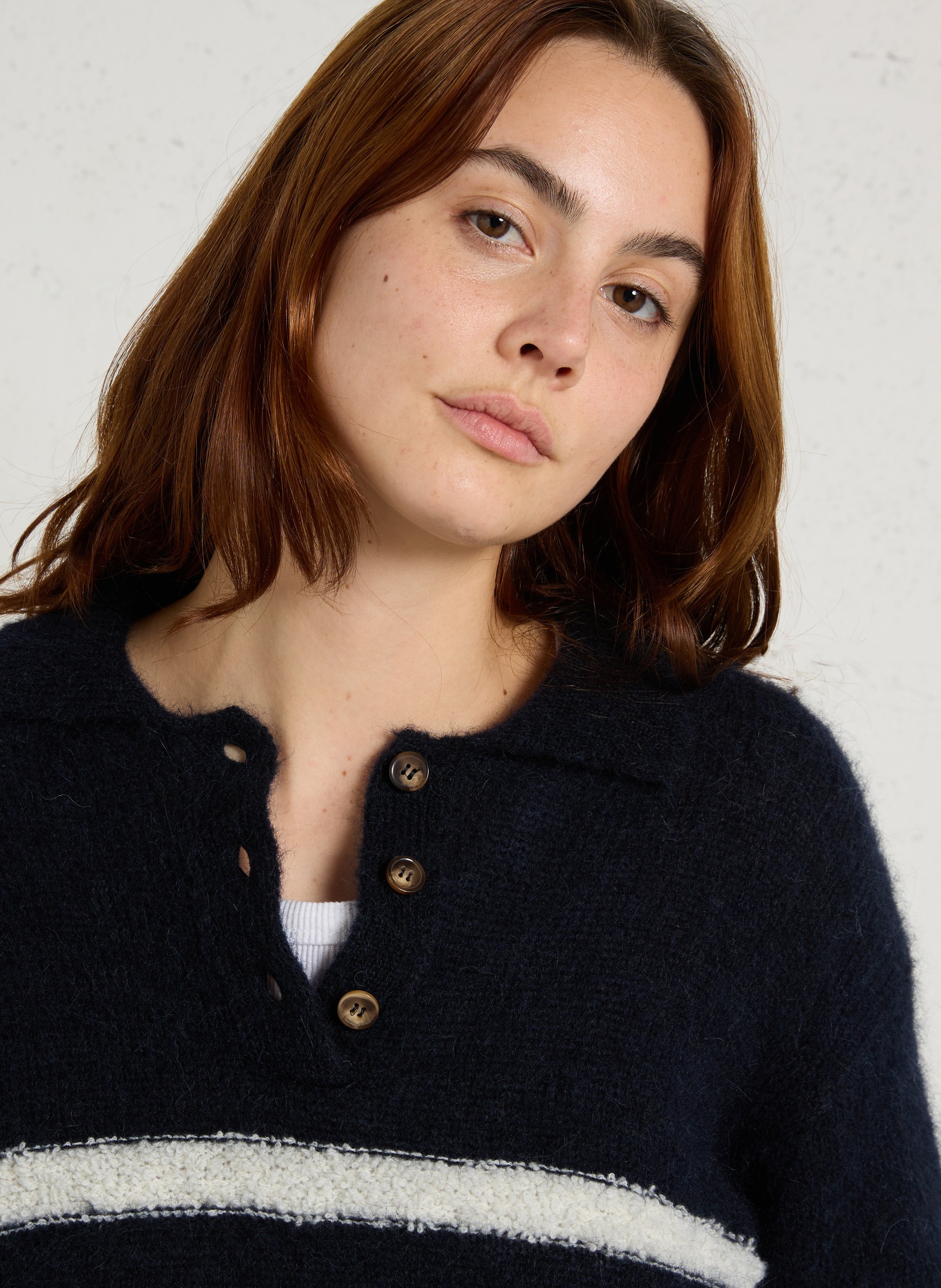 Gestreifter Pullover mit Polokragen aus Wollmischung DES PETITS HAUTS Blau