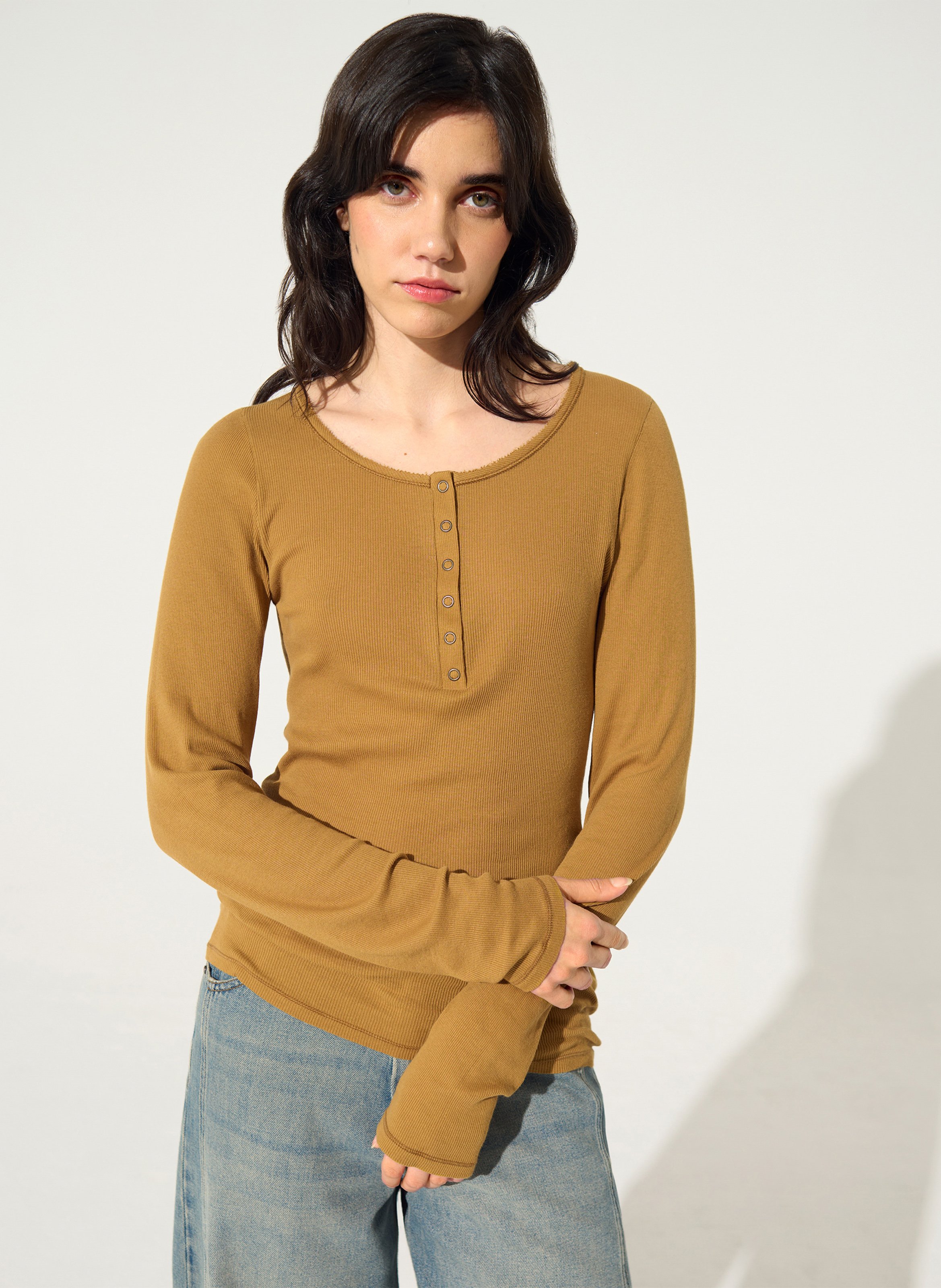 T-Shirt mit Rundhalsausschnitt und Knopfleiste, einfarbig COTELAC