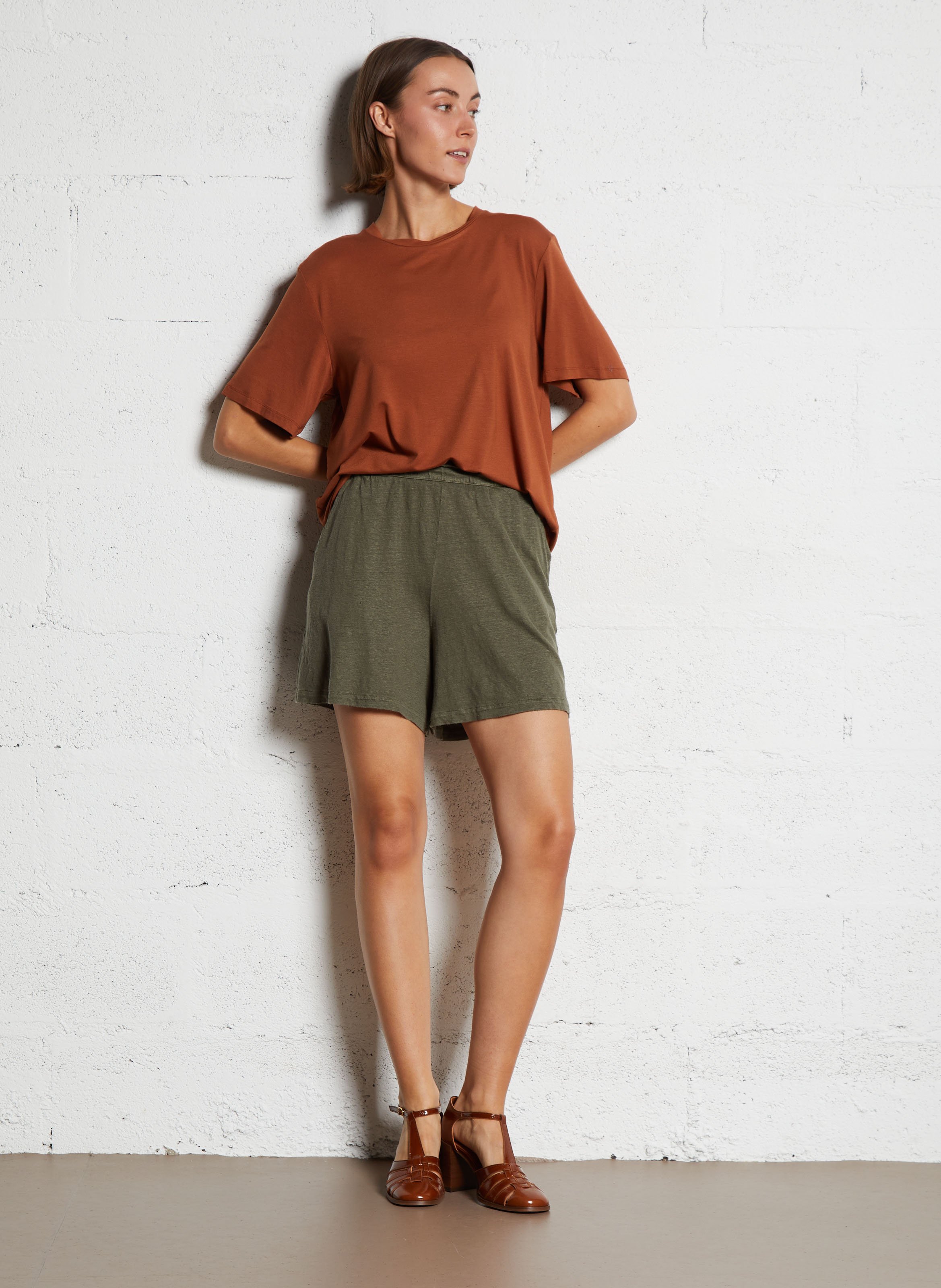 Short droit en lin mélangé MAJESTIC FILATURES Kaki