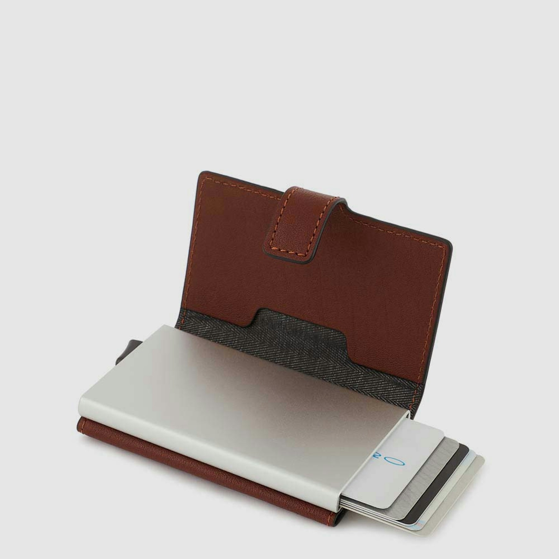 - 100% leather, - 6 cardholder slots, - 1 central compartment, - Size: L10 x H7 cm. PIQUADRO Brown
