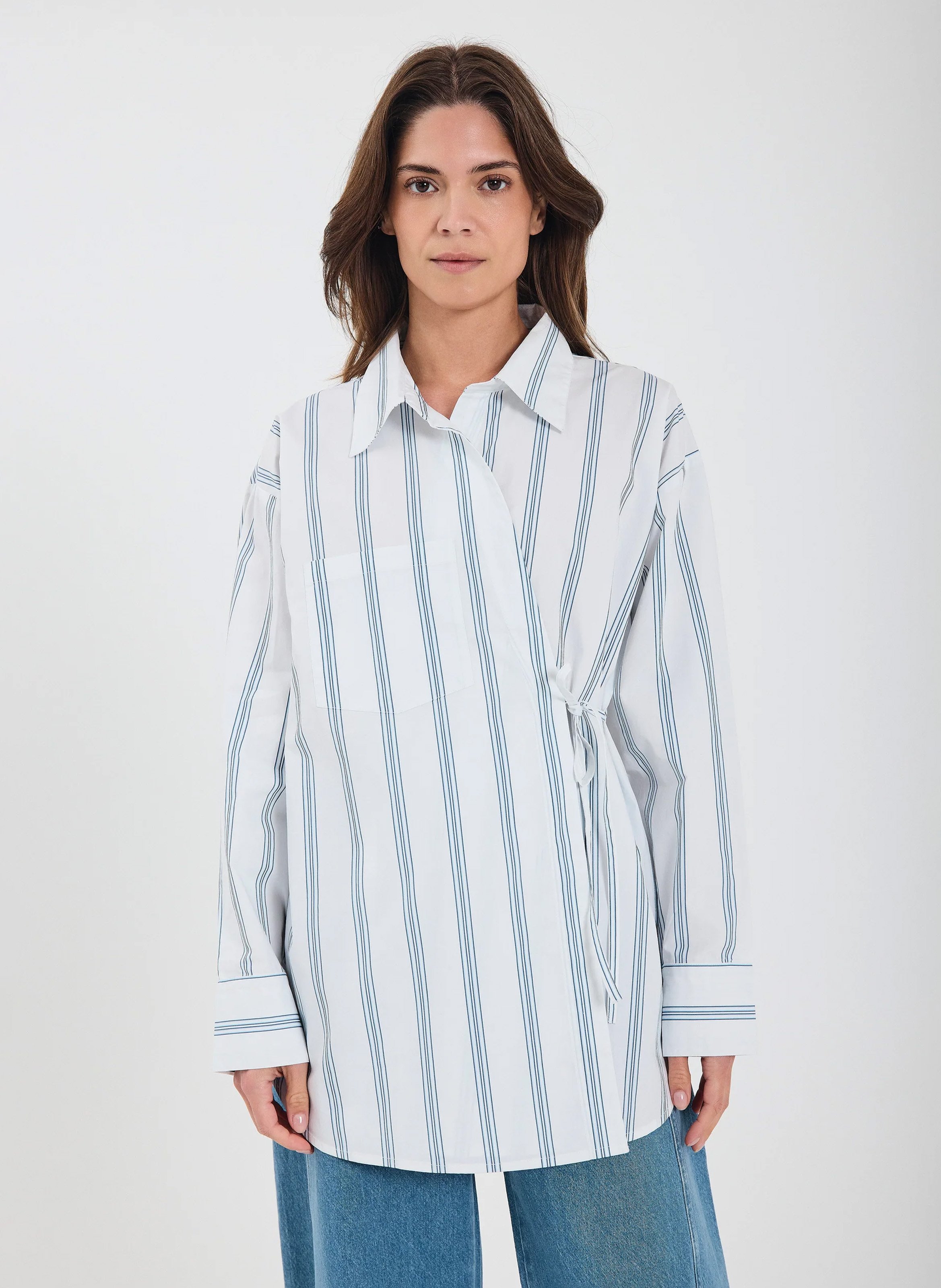 Gerade geschnittene gestreifte Baumwollbluse mit klassischem Kragen NORR Weiss