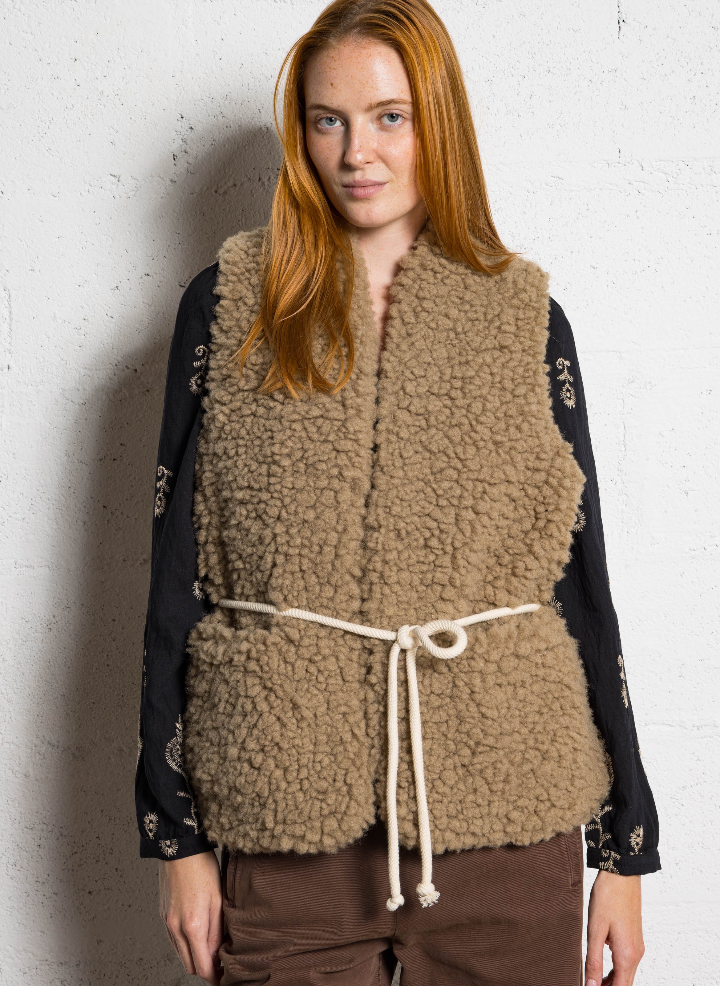 Jasje met opstaande kraag van sherpa LEON & HARPER