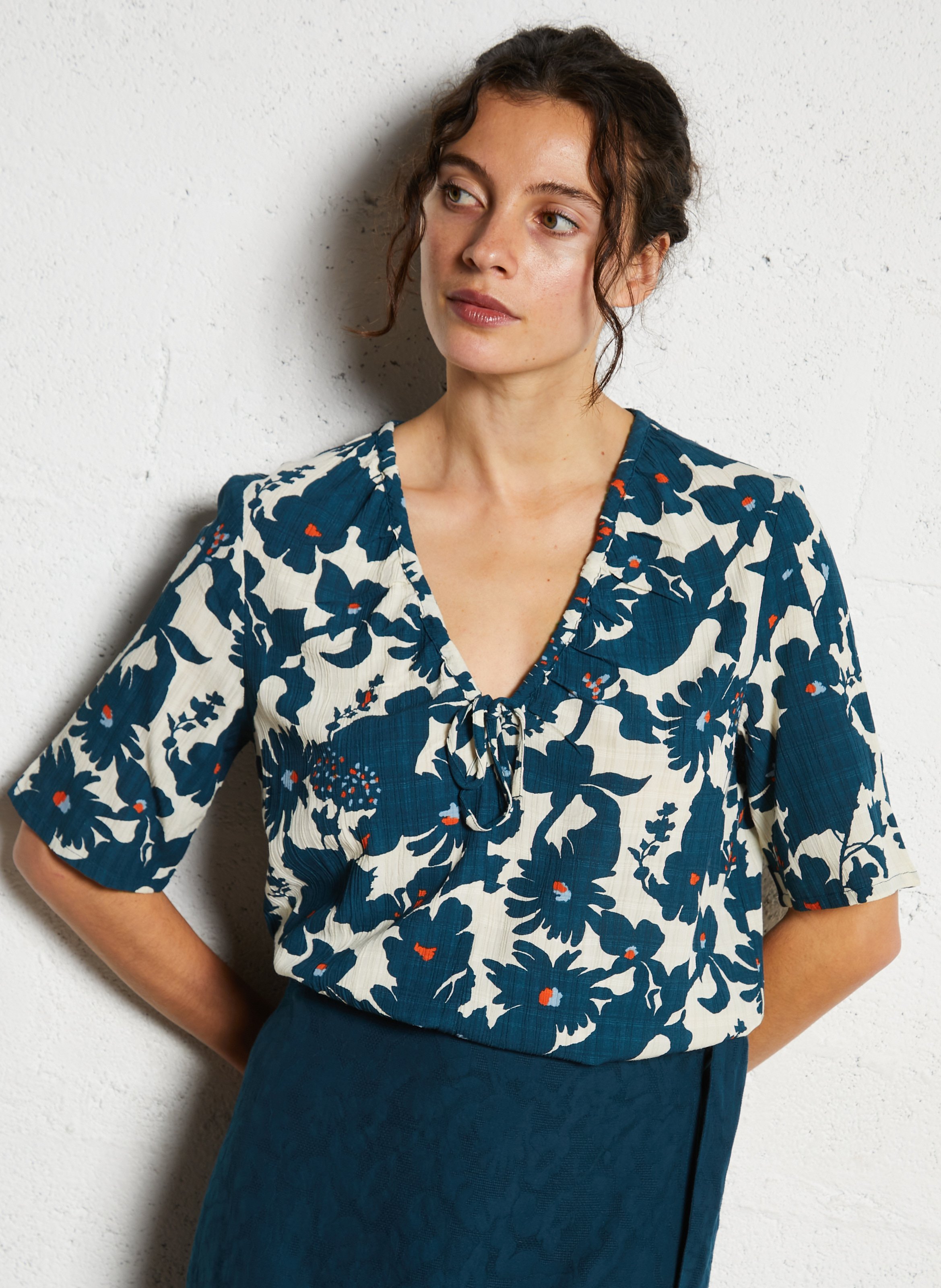 Top col V fluide à motifs NICE THINGS Bleu