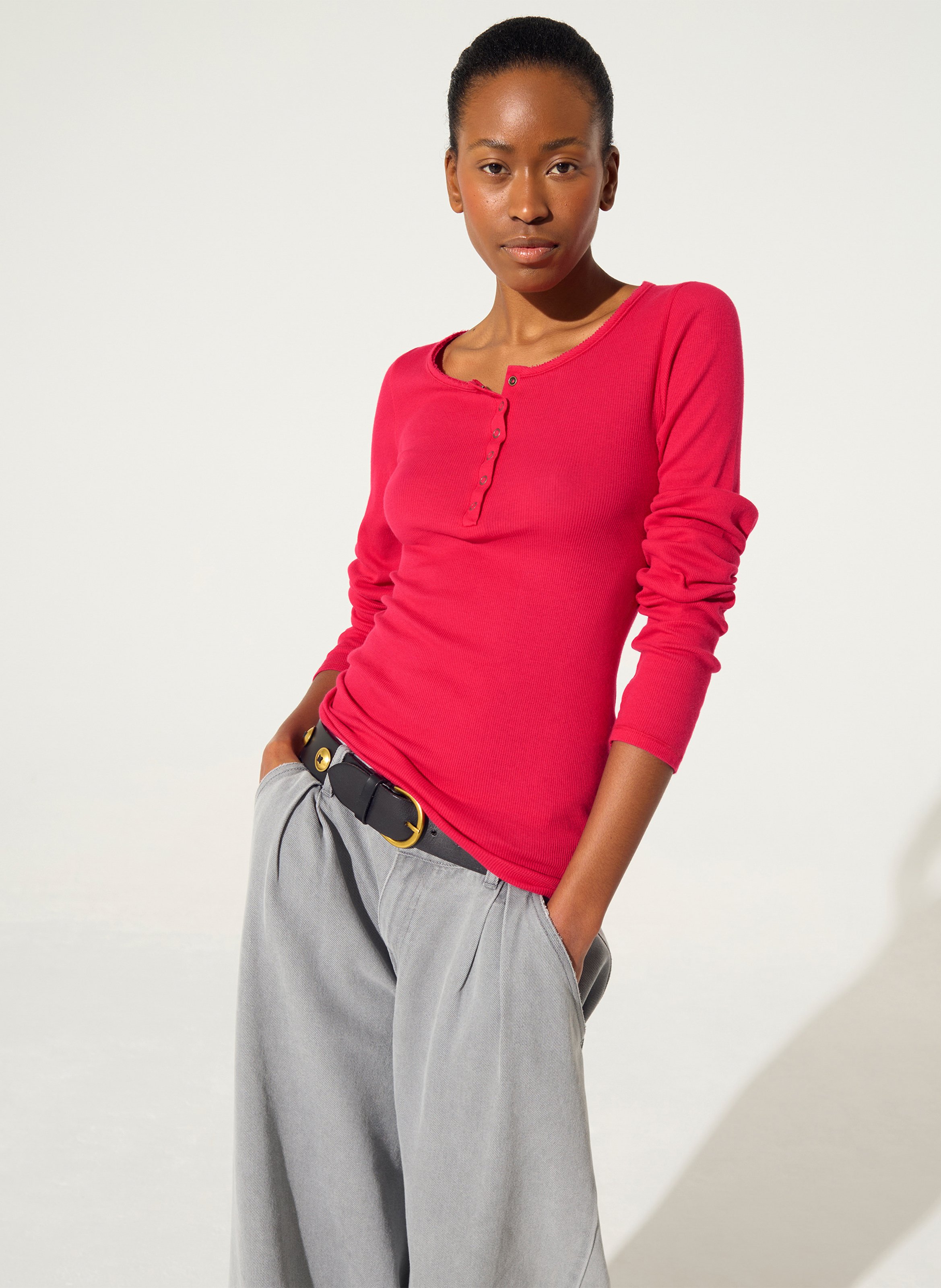 T-Shirt mit Rundhalsausschnitt und Knopfleiste, einfarbig COTELAC Rot