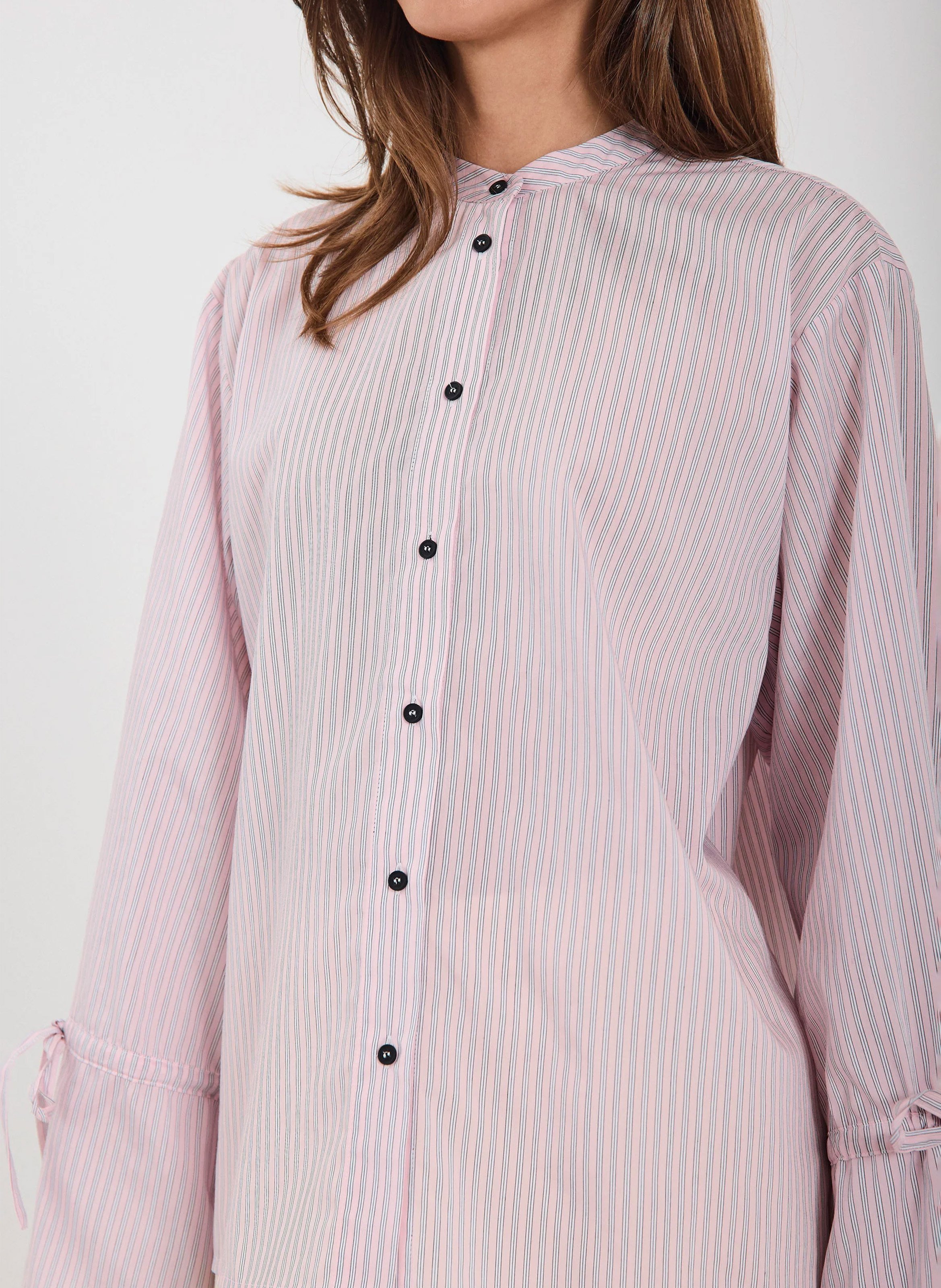 Rundhalsausschnitt-Shirt mit weiten gestreiften Ärmeln. NORR Rosa