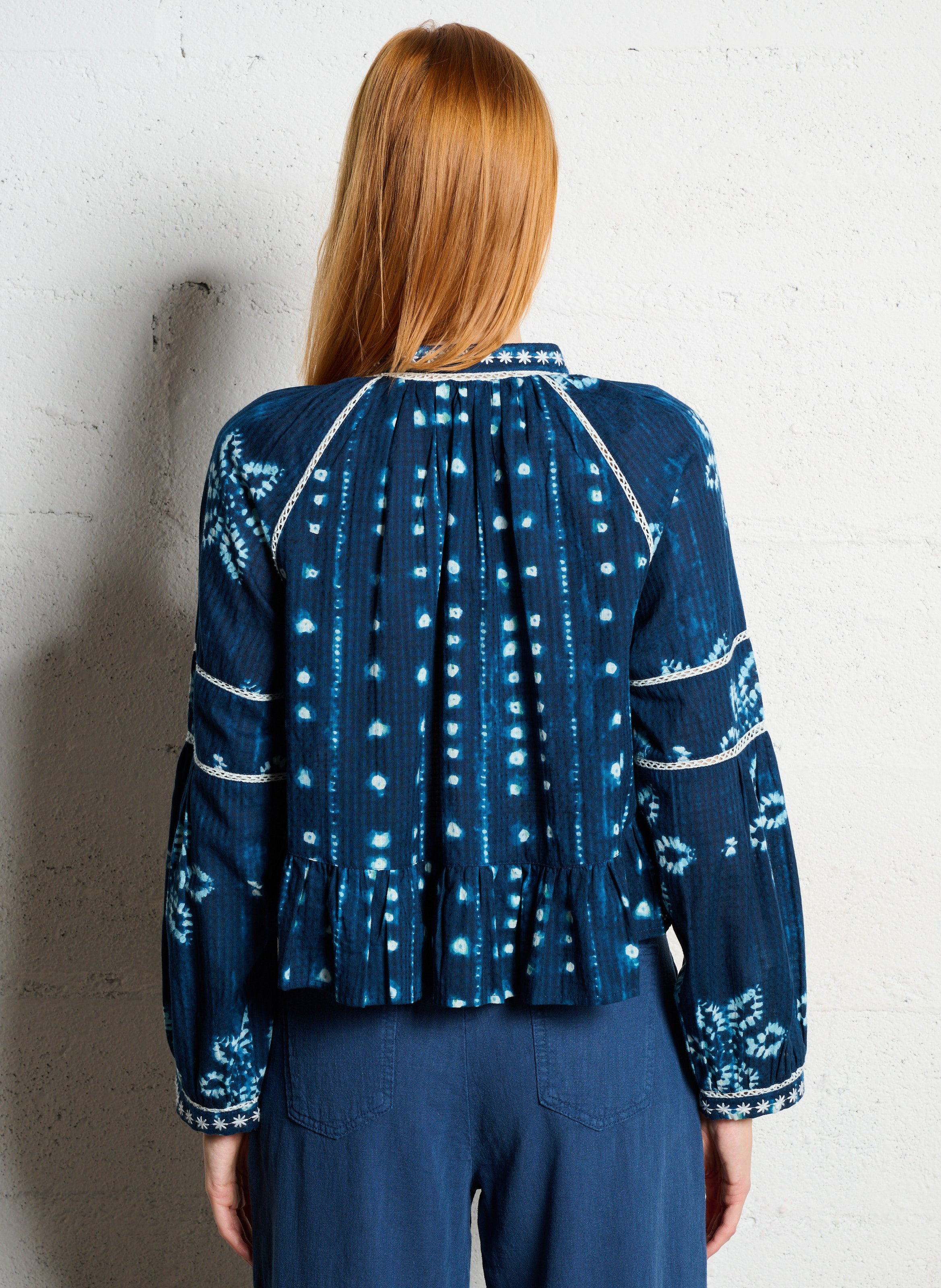 Bestickte Bluse mit Muster und Volants MAISON HOTEL Blau