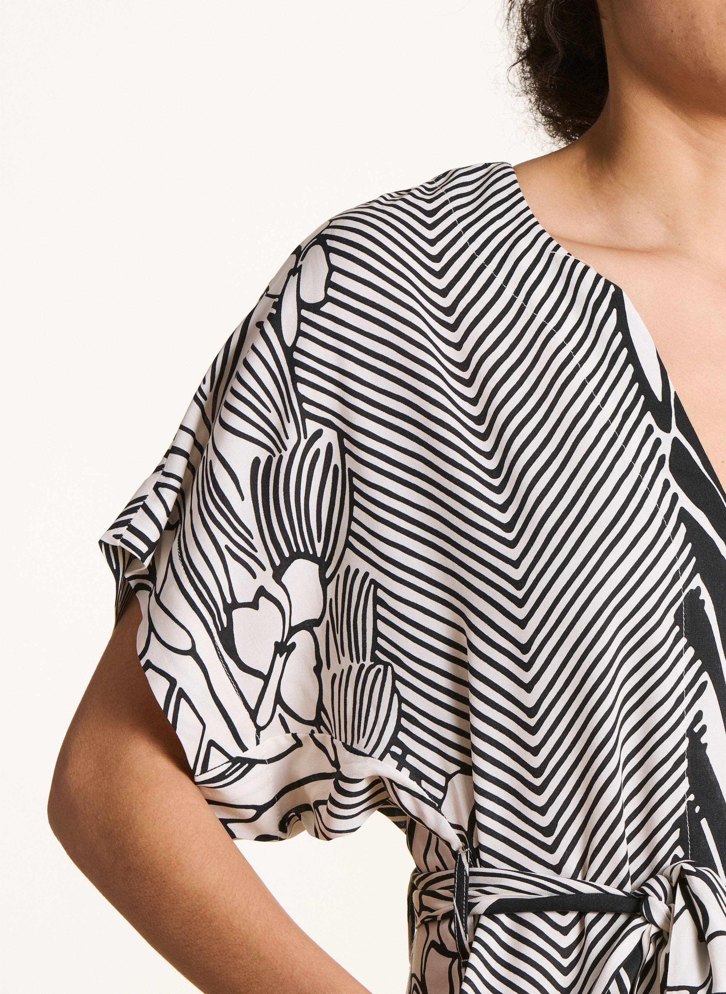 Robe courte imprimée col v LA FEE MARABOUTEE Noir