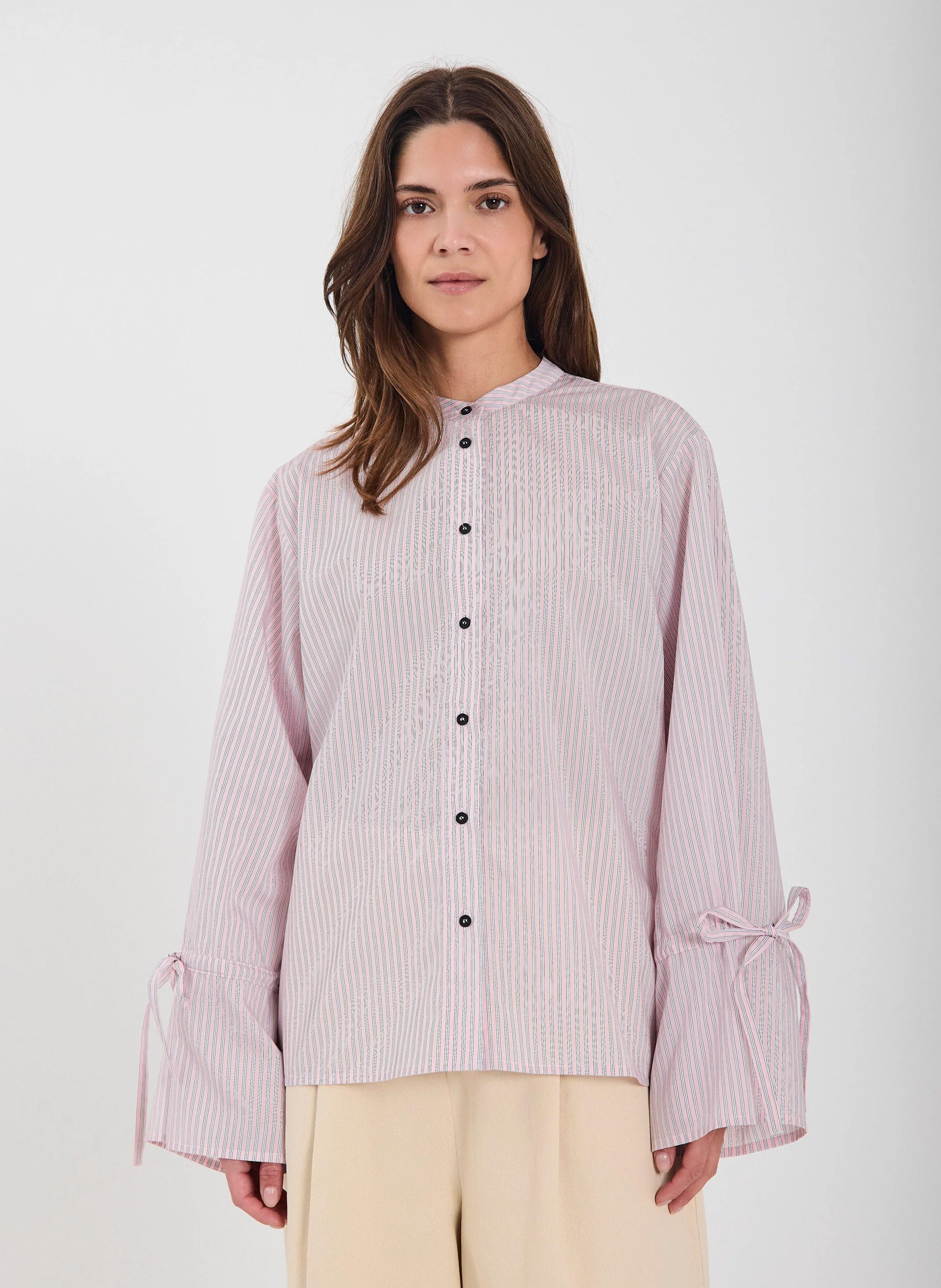 Rundhalsausschnitt-Shirt mit weiten gestreiften Ärmeln. NORR Rosa