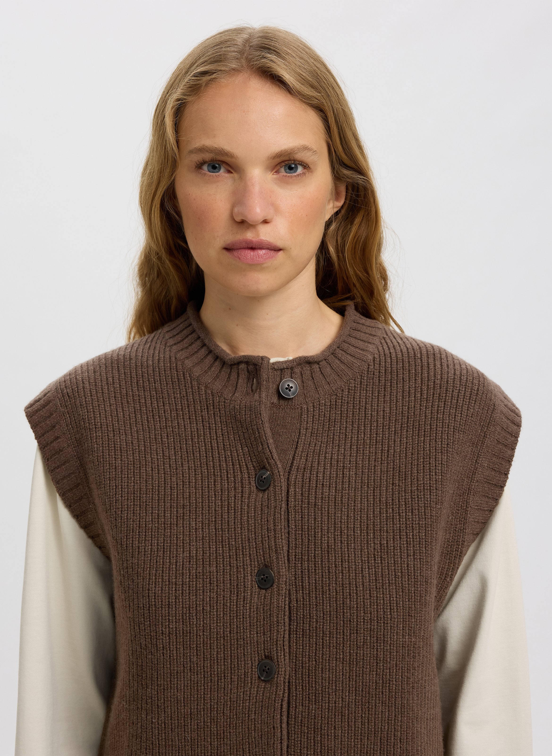 Gilet col rond en laine SELECTED Marron