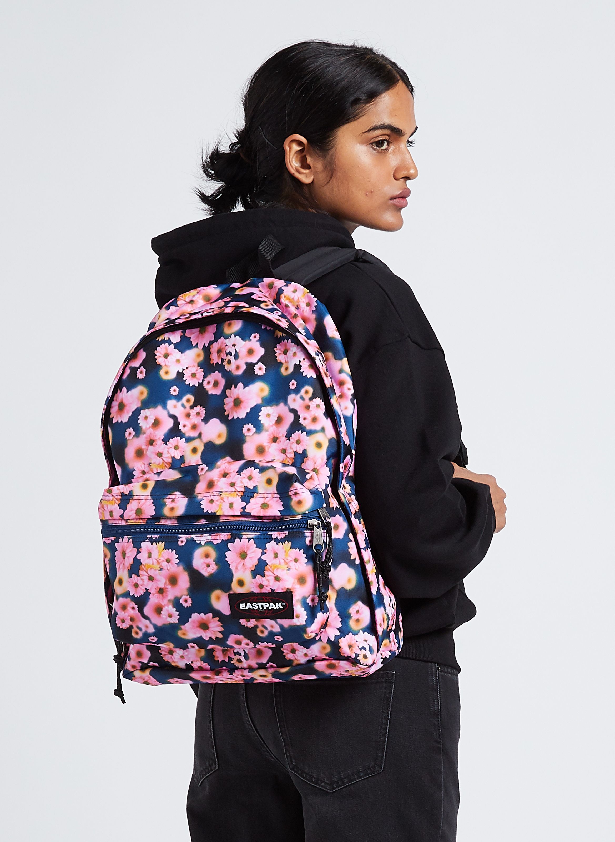 Zaino eastpak sale nero con fiori