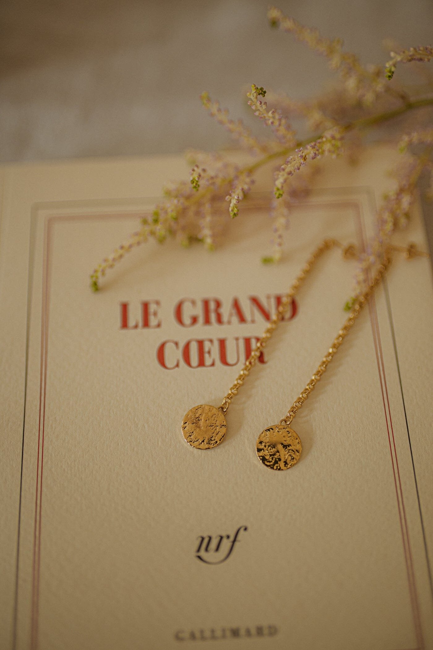 Hammered round gold-plated dangling earrings MONSIEUR SIMONE Golden