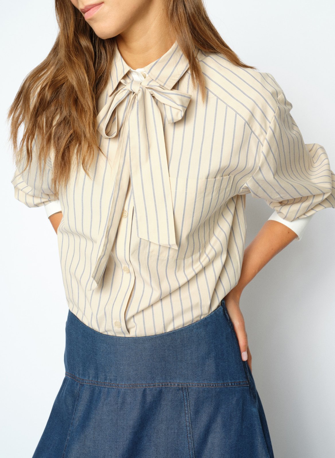 Gerade geschnittene Bluse mit Lavallière-Kragen aus Bio-Baumwolle mit Streifen MOS MOSH Beige