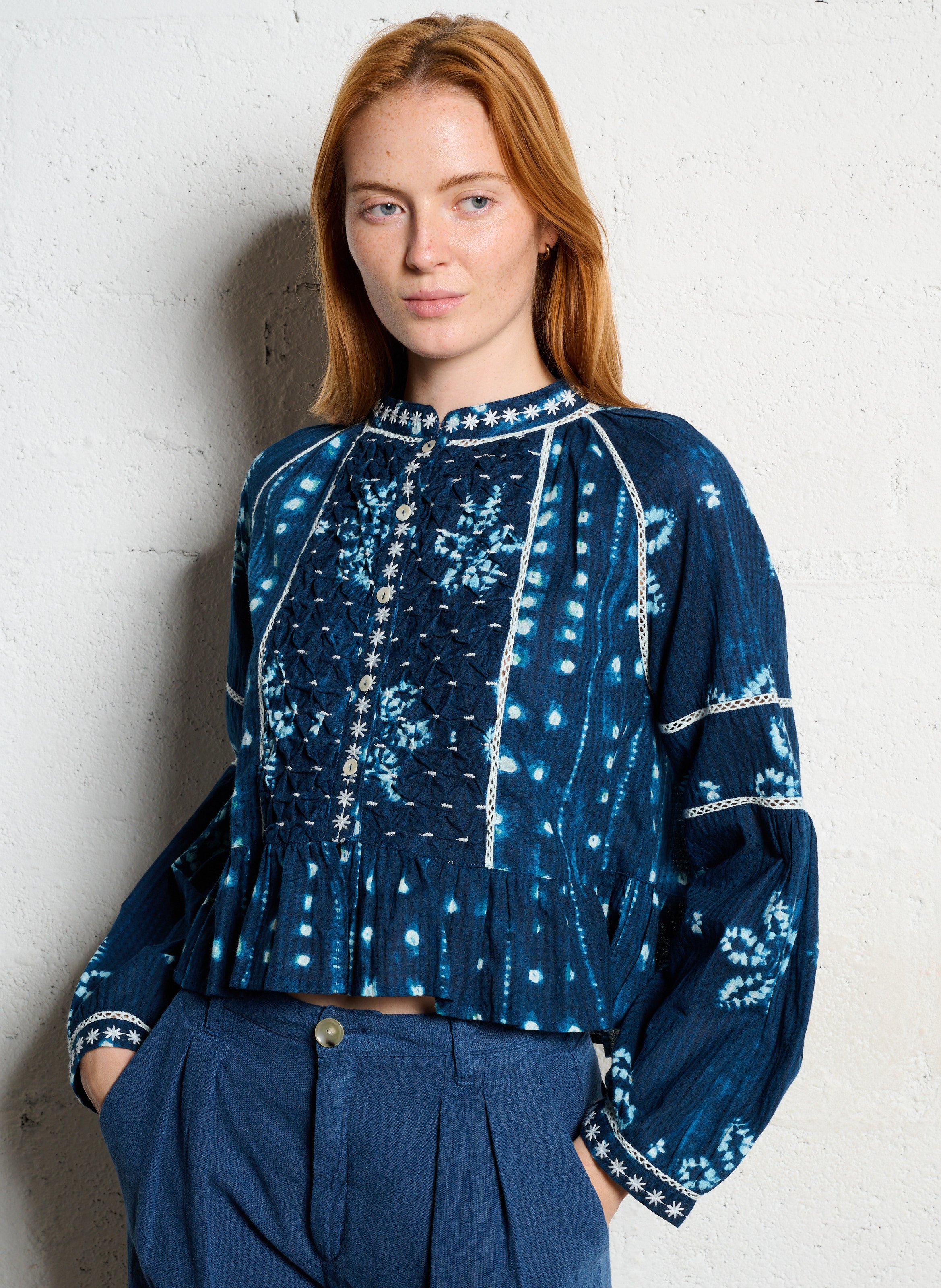 Bestickte Bluse mit Muster und Volants MAISON HOTEL Blau