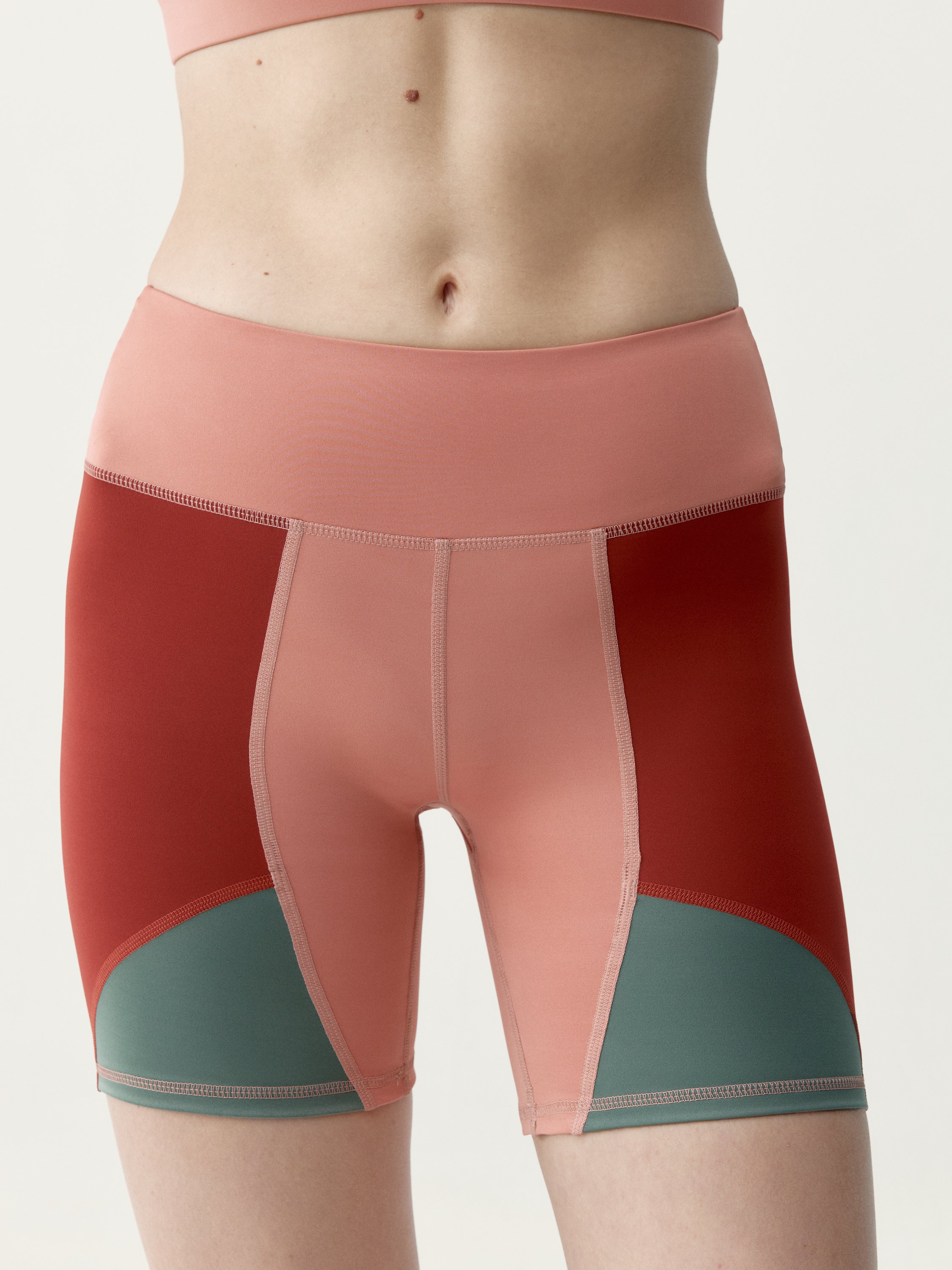 Short moulant de sport performance darana BORN