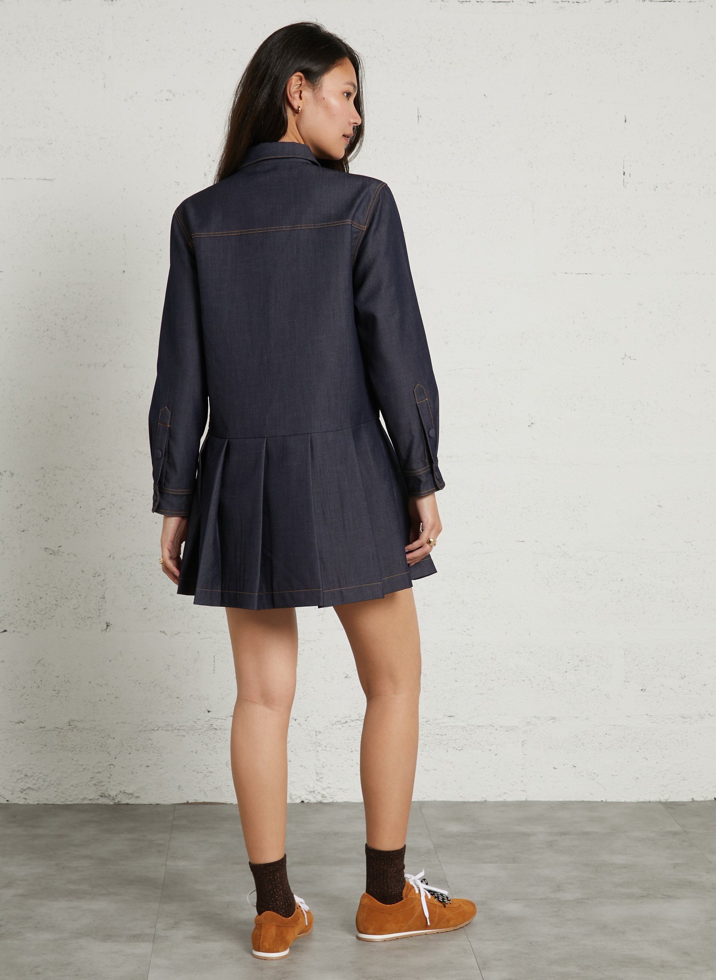 Kurzes Kleid aus dunklem Denim mit Steppnähten SUNCOO Jeans ohne Waschung